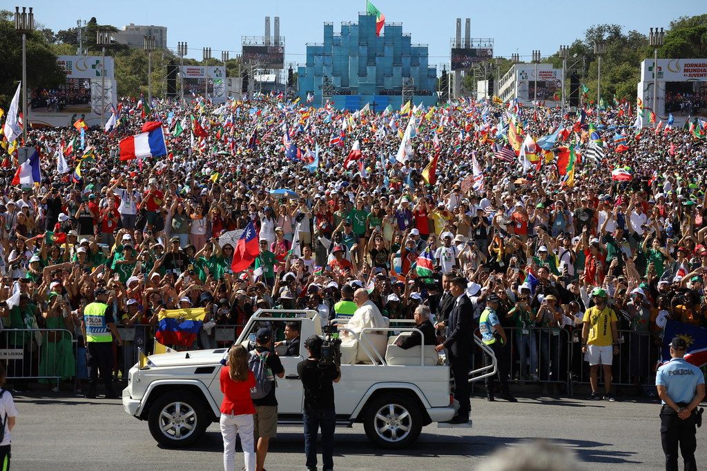 El Papa, recibido entre la multitud en Lisboa