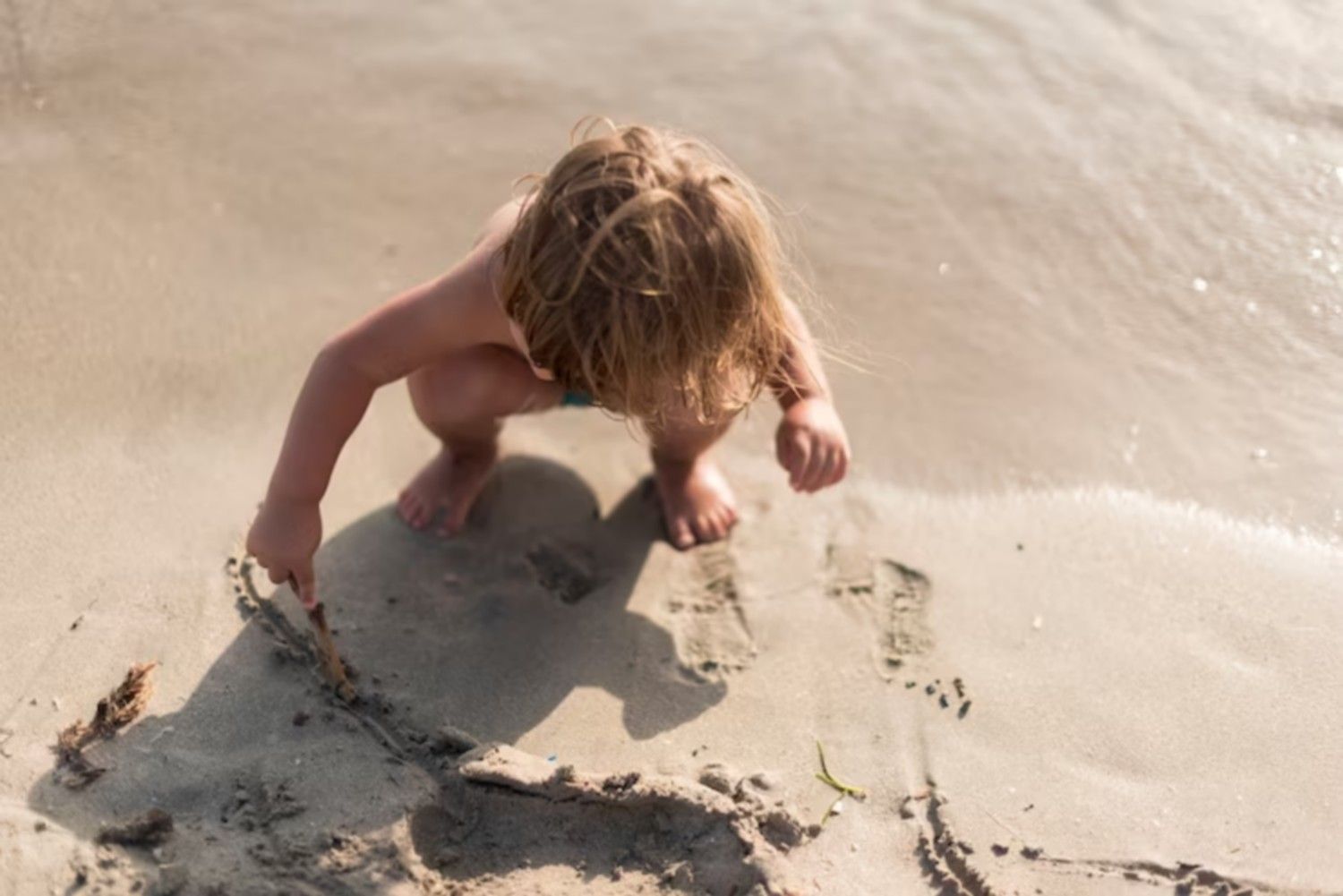 Un niño jugando en la arena.