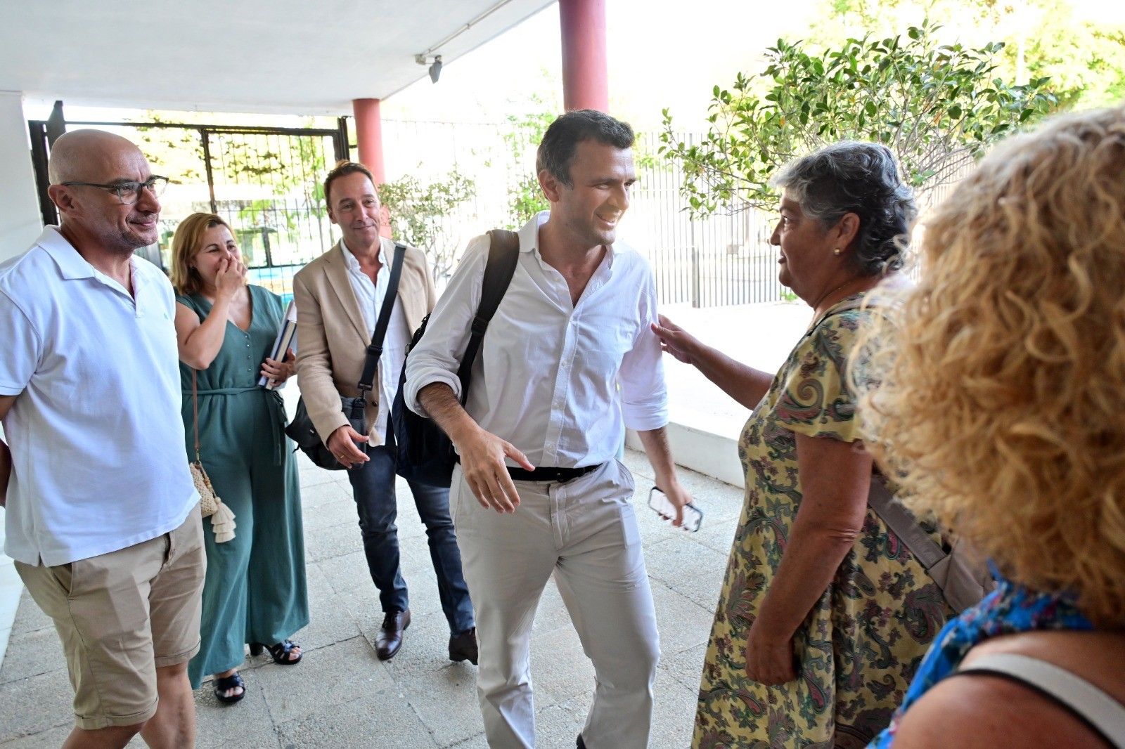 Bruno García, alcalde de Cádiz, y José Manuel Cossi en una reunión con vecinos de Puntales el pasado verano.