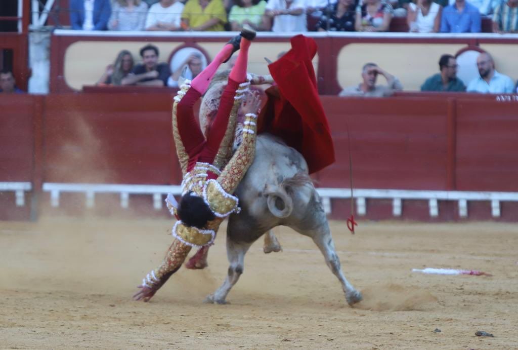 Grave cogida de Roca Rey en El Puerto: "18 centímetros con trayectoria ascendente".