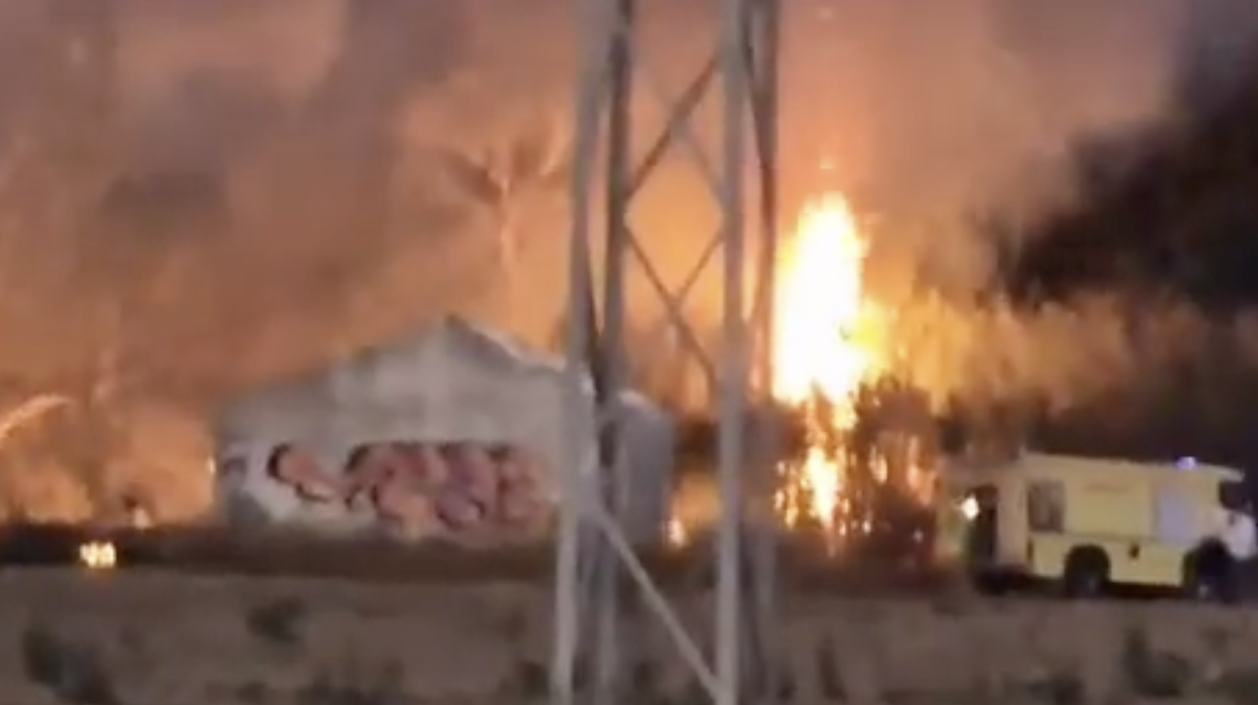 El Infoca interviene en Jerez tras arder una hectárea en varios focos en la carretera de La Ina.