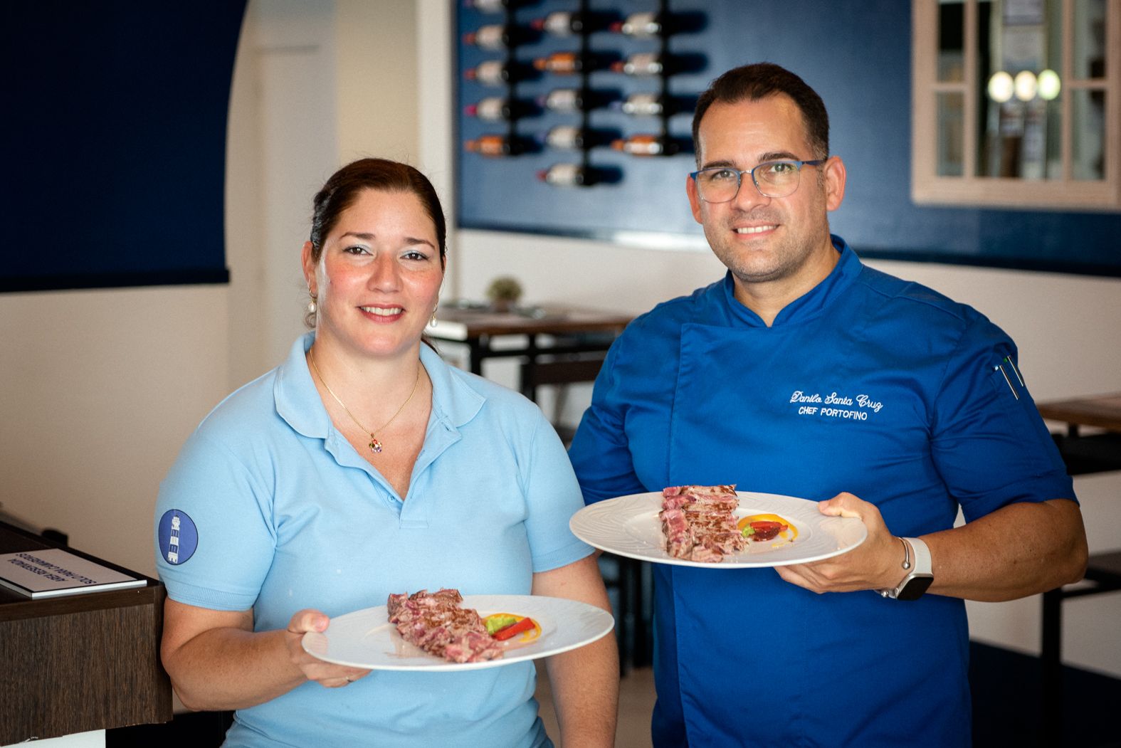 Ángela y Danilo posan para lavozdelsur.es en su nuevo restaurante de la Ribera del Muelle, donde dan trabajo a 16 personas y cuentan con más de 150 comensales.