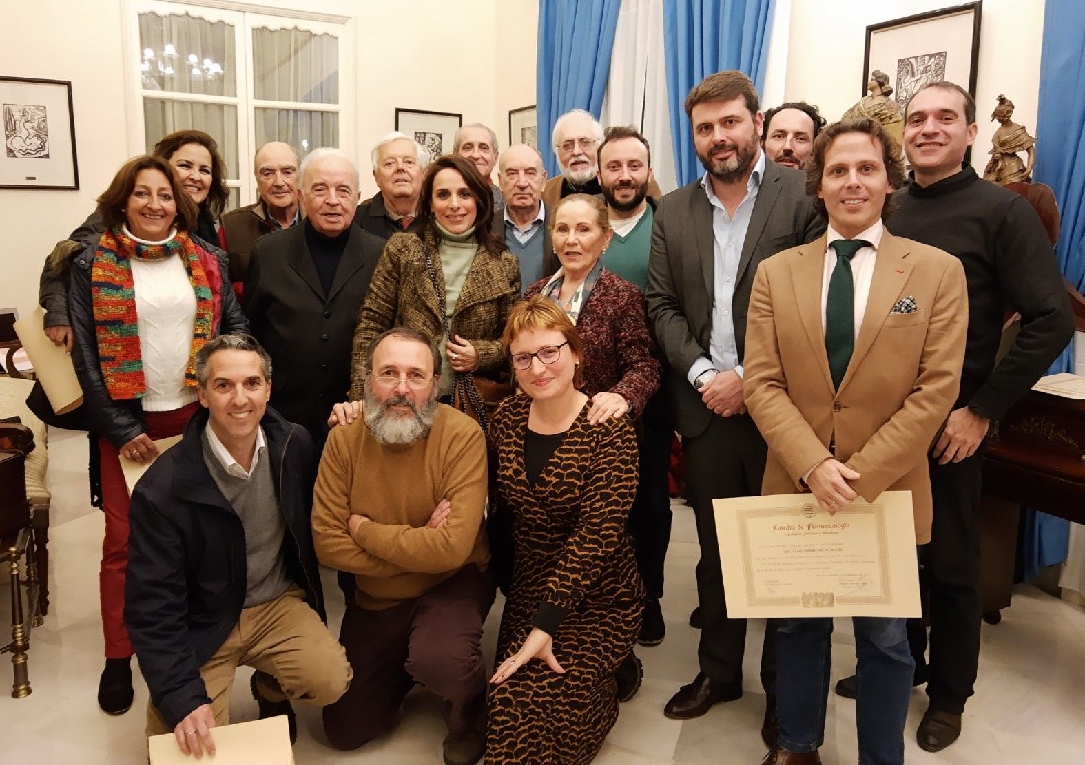 Antiguos y nuevos miembros de la Cátedra junto a la nueva junta directiva de la institución. Antiguos y nuevos miembros de la Cátedra junto a la nueva junta directiva de la institución.