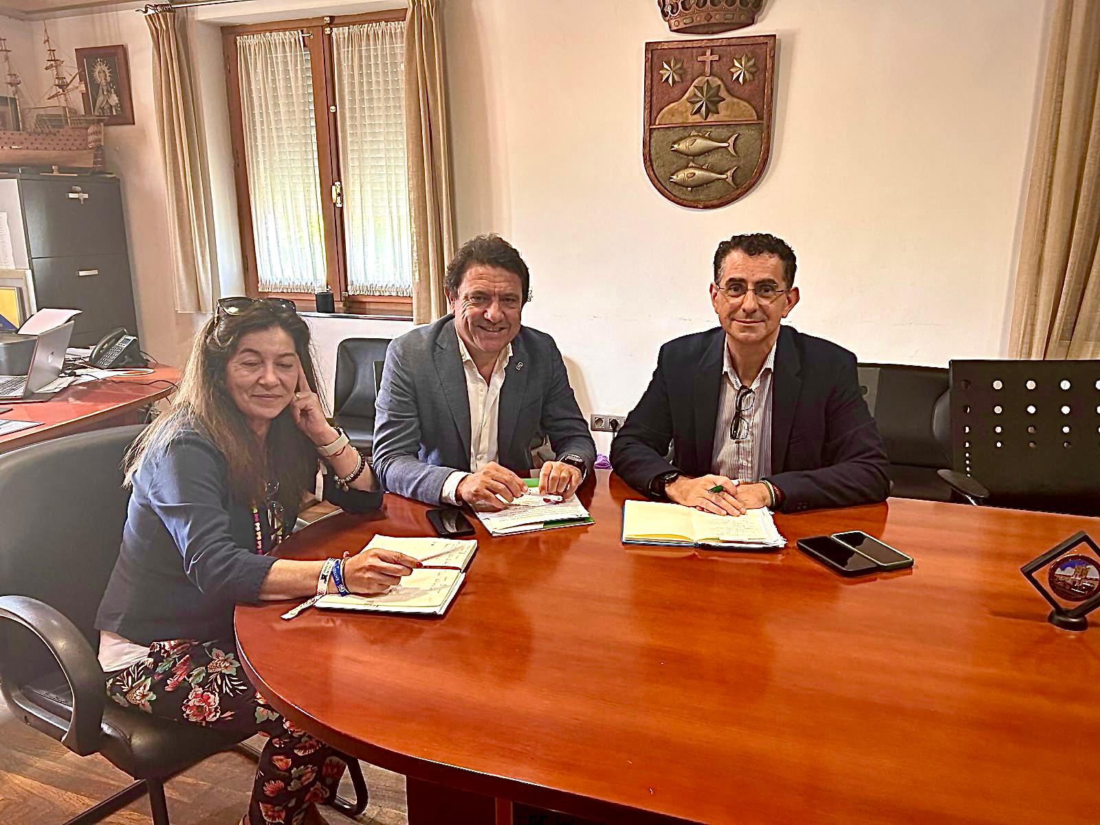 La reunión de los responsables de la Junta de Andalucía con el alcalde de Barbate.