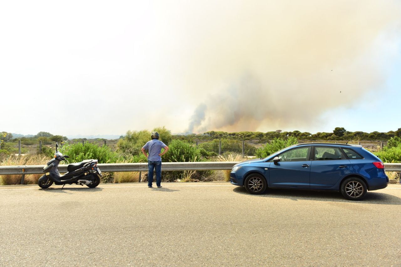 Un conductor divisa el fuego en Puerto Real, la columna se ve en toda la Bahía de Cádiz