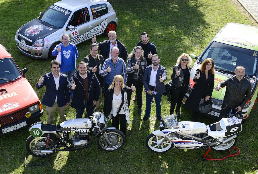 La alcaldesa, con el Consejo Local del Motor, tras la presentación del Gran Premio de la Merced. 