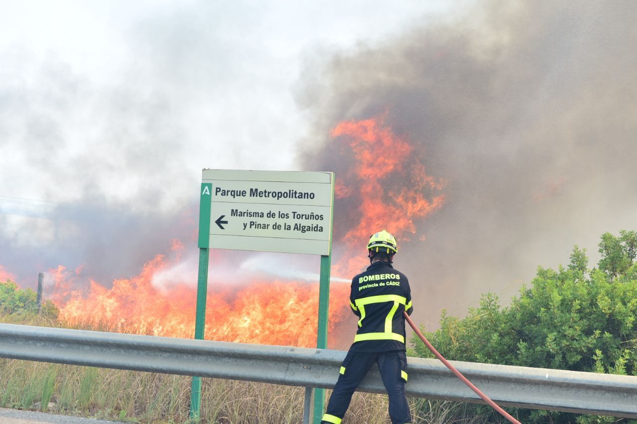 El fuego, en el perímetro de la carretera.