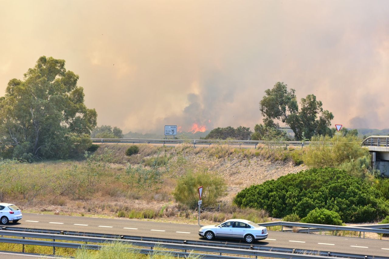 Las llamas, visibles desde la A-4 y la CA-32, que está cortada ya al tráfico por este grave incendio en Puerto Real