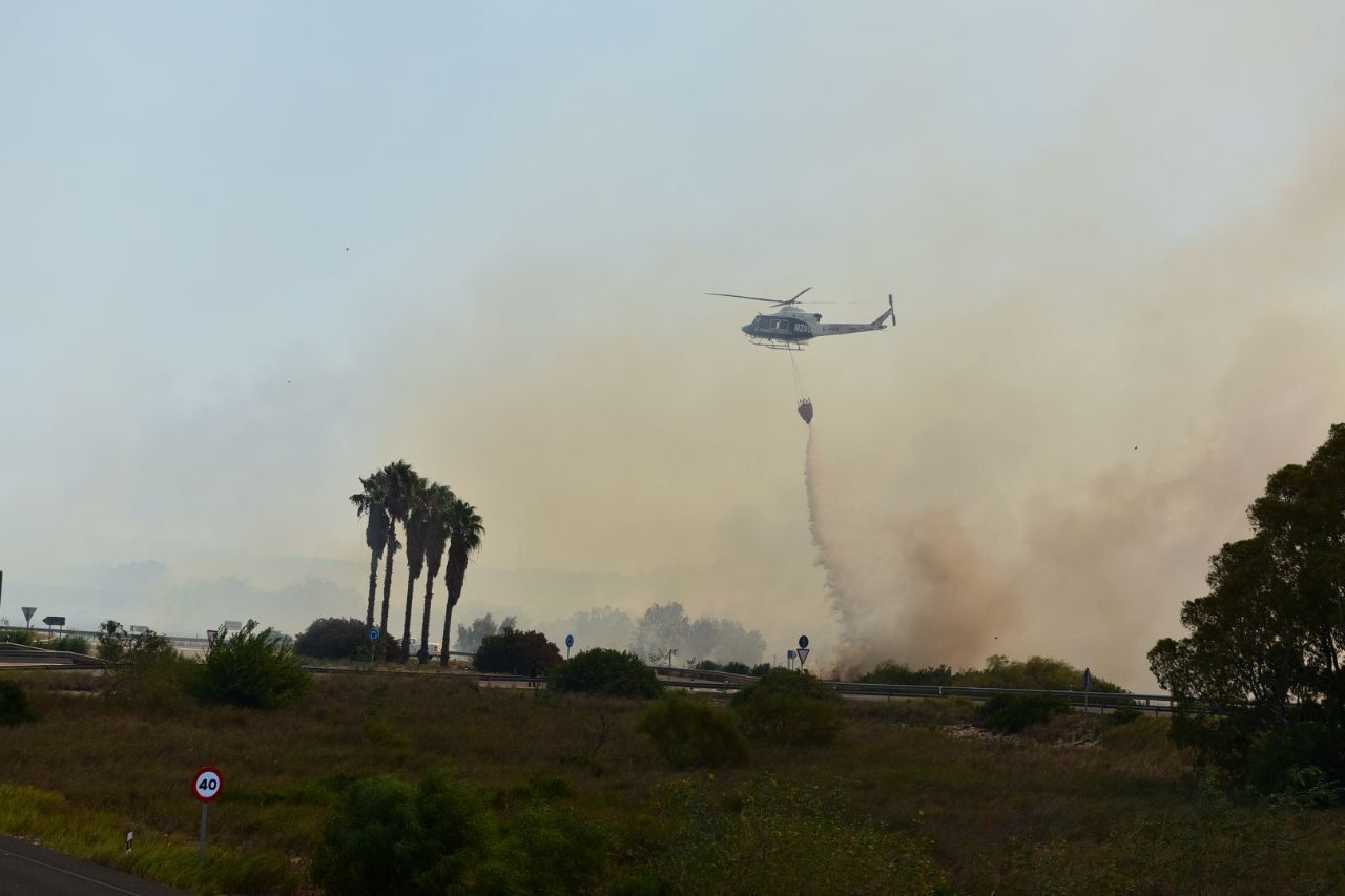 Bomberos actúan en la zona del incendio de Las Canteras.