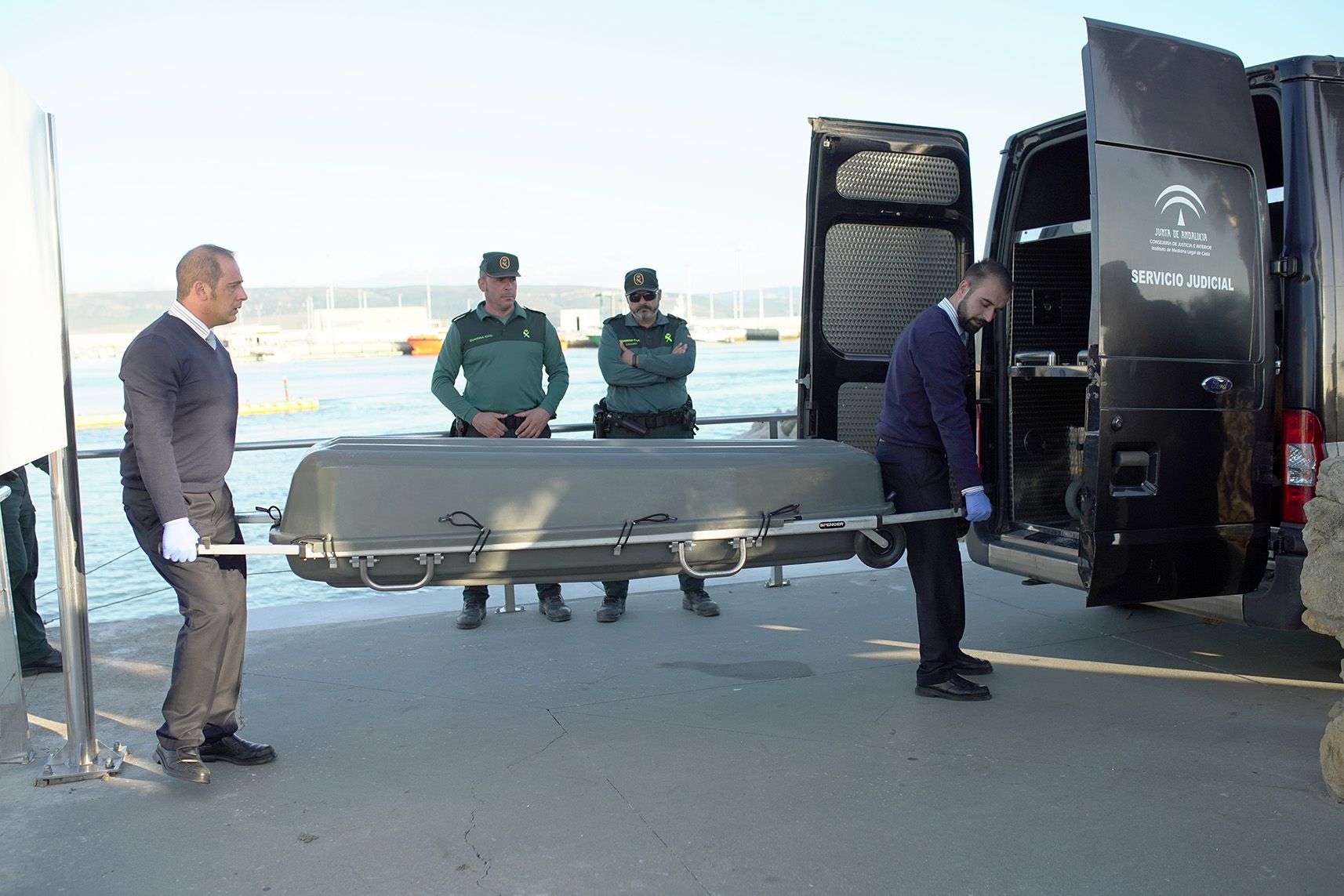 Traslado de un cadáver de un migrante, el pasado año en Los Caños. FOTO: JUAN CARLOS TORO