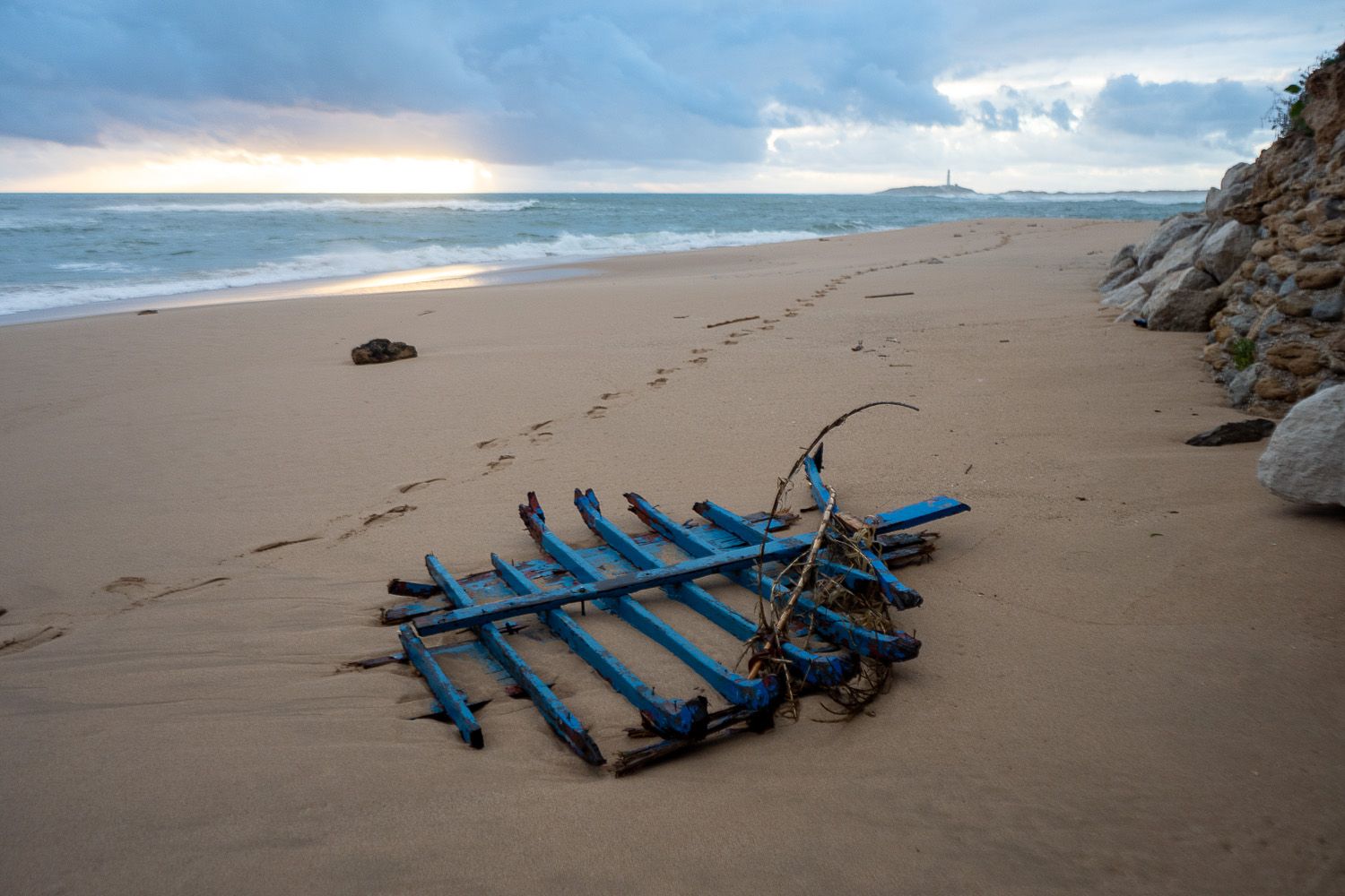 Restos de una patera en la costa de Cádiz, en una imagen de archivo.