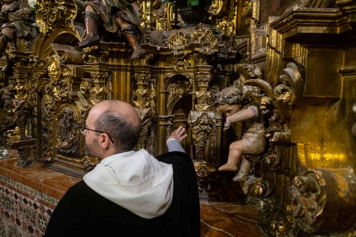 González, junto a un conjunto de angelotes donde hace mucho tiempo fue robado uno de ellos. FOTO: MANU GARCÍA