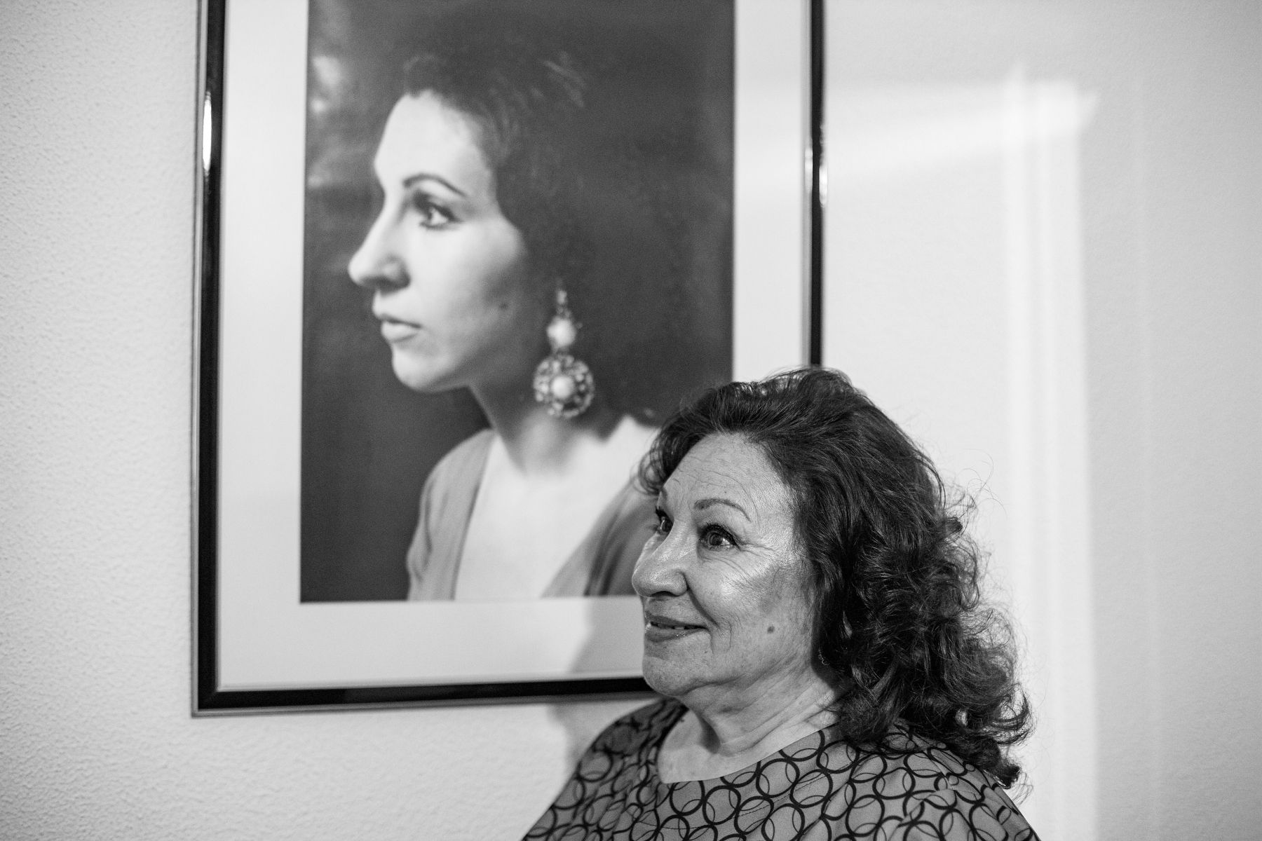 María Vargas, en su casa en Jerez, ante un retrato suyo unos años antes. FOTO: JUAN CARLOS TORO