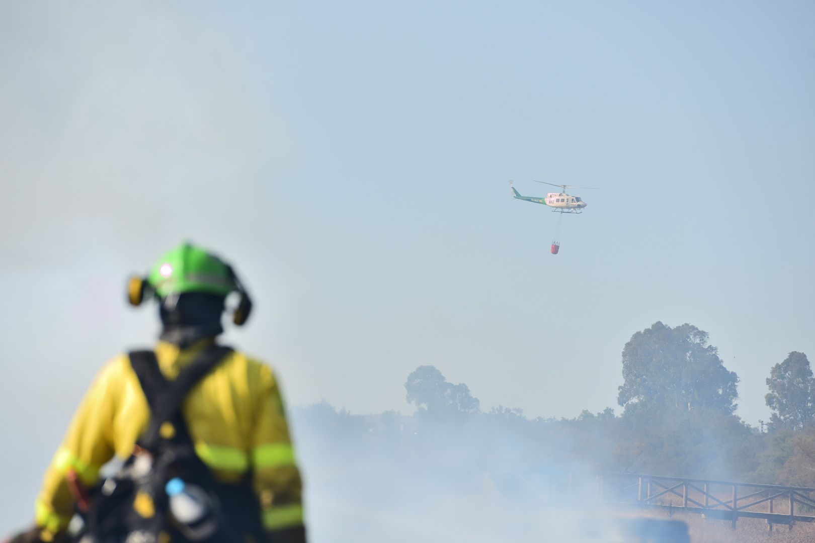 El helicóptero de Infoca, en uno de los incendios que asoló Puerto Real este verano.