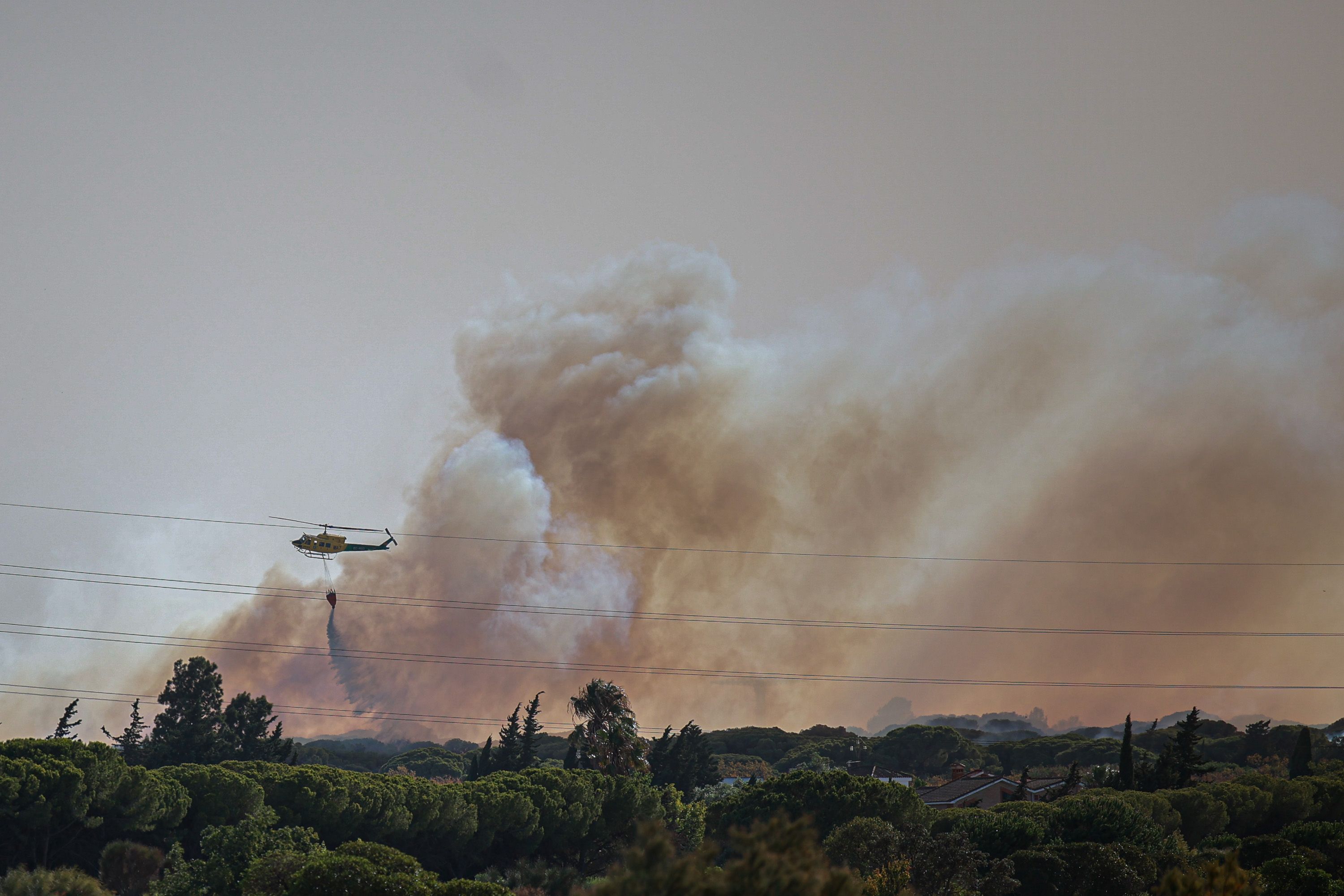 Un helicóptero actúa en la zona.