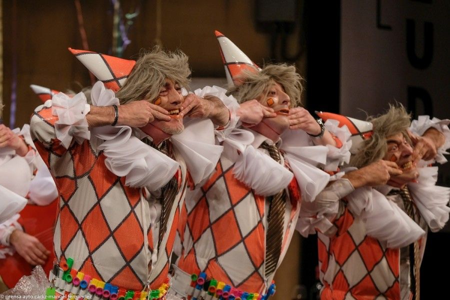 Un momento durante la actuación de la chirigota Estrés por cuatro, del Selu. FOTO: OCDIGITAL