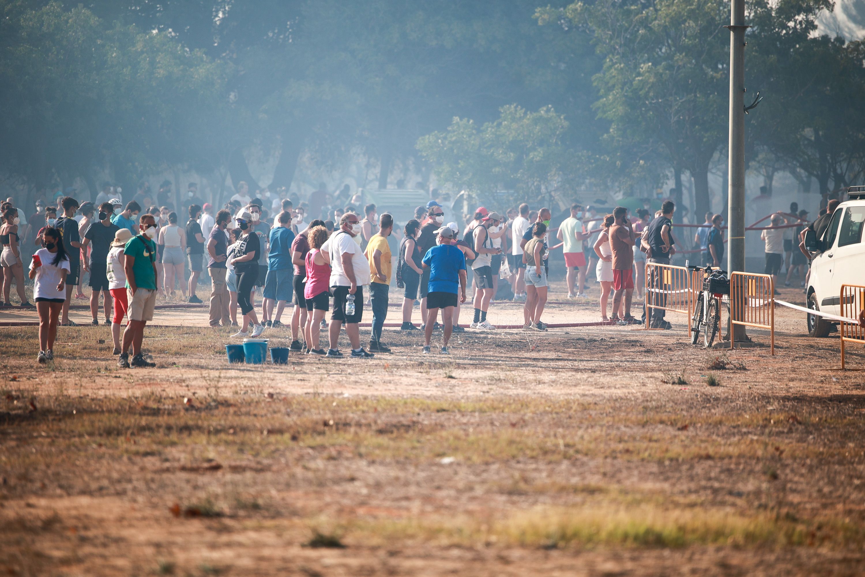 Vecinos de Las Canteras congregados para luchar contra el fuego.