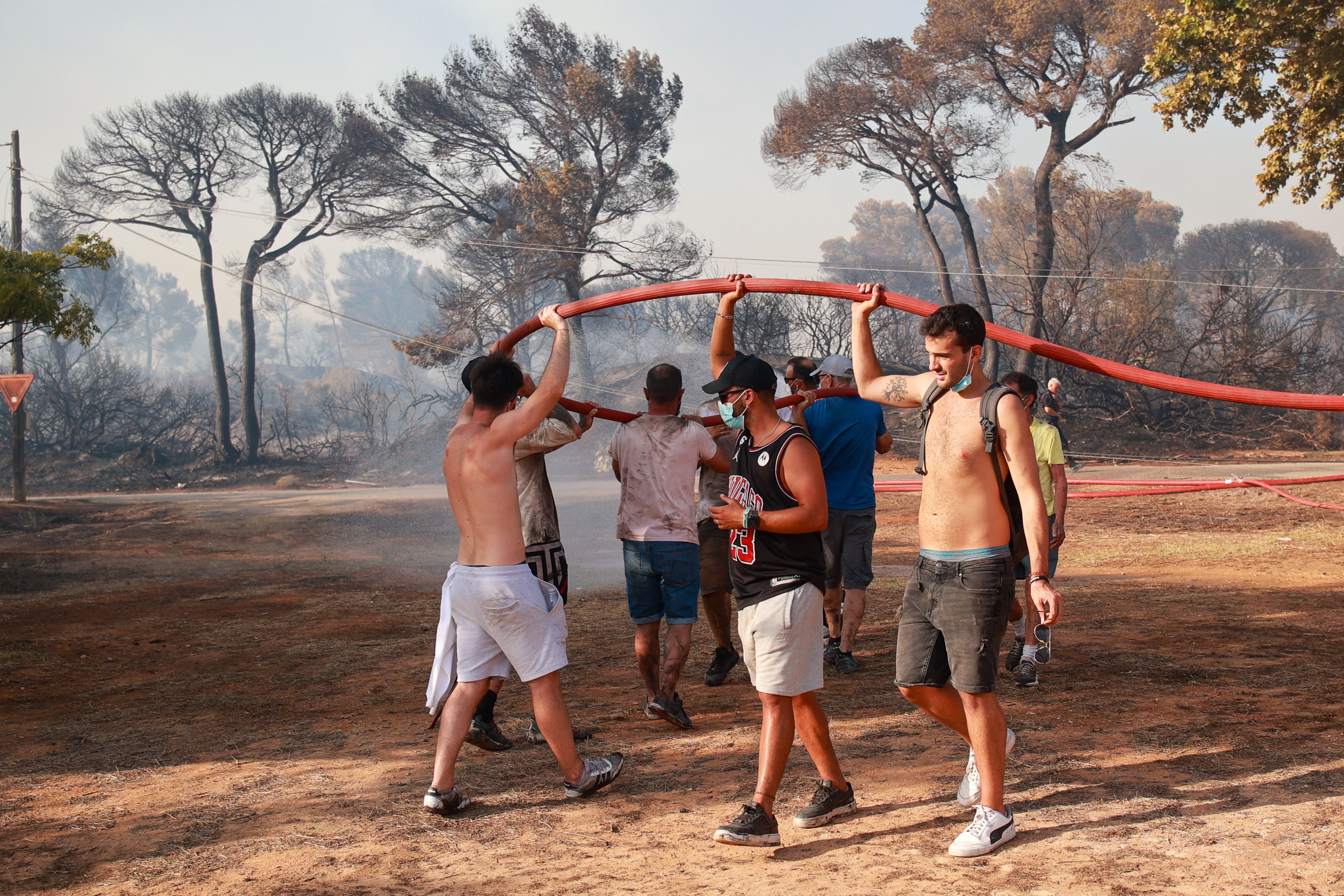 Varios jóvenes junto a las viviendas.
