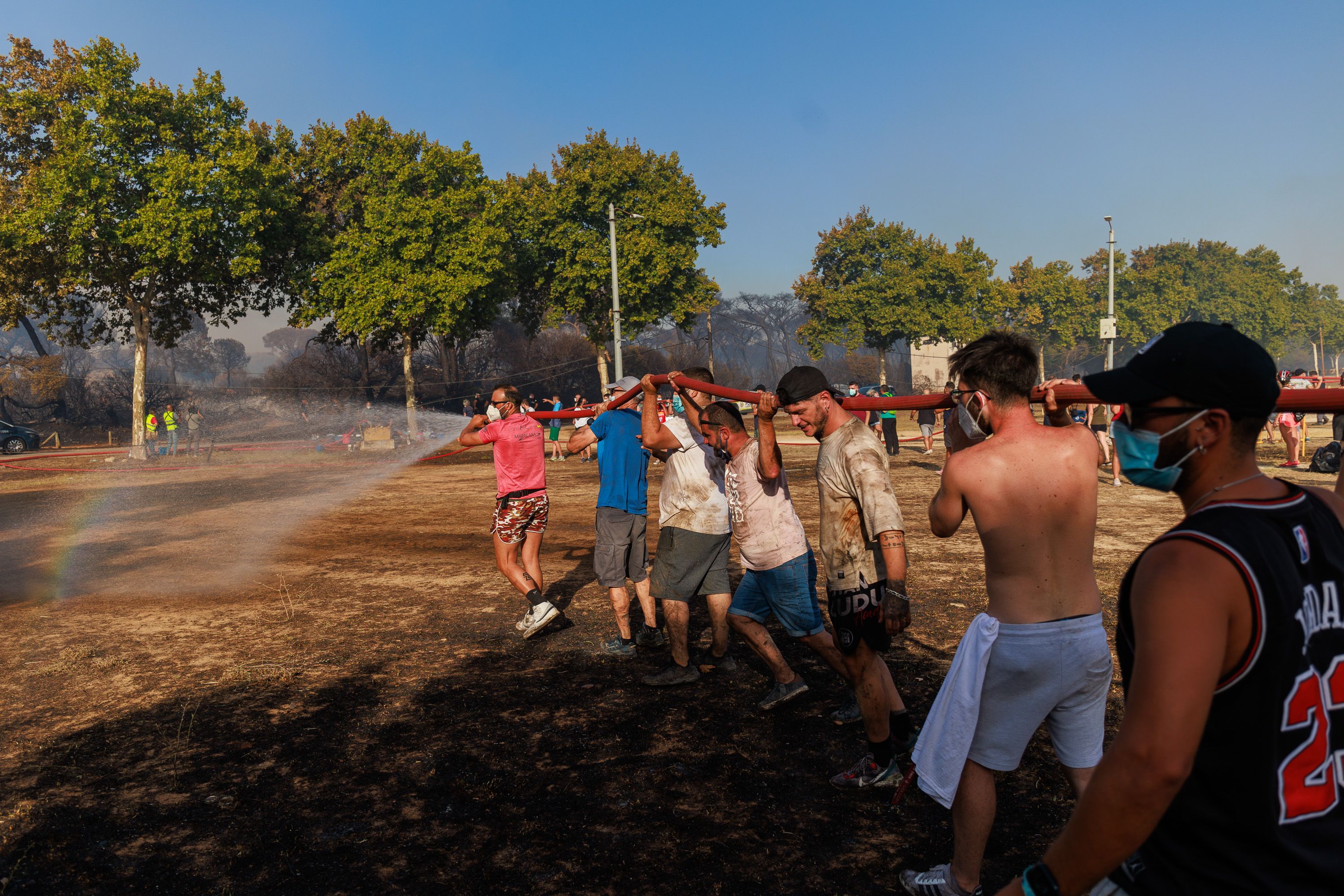 Una de las cadenas humanas con mangueras.