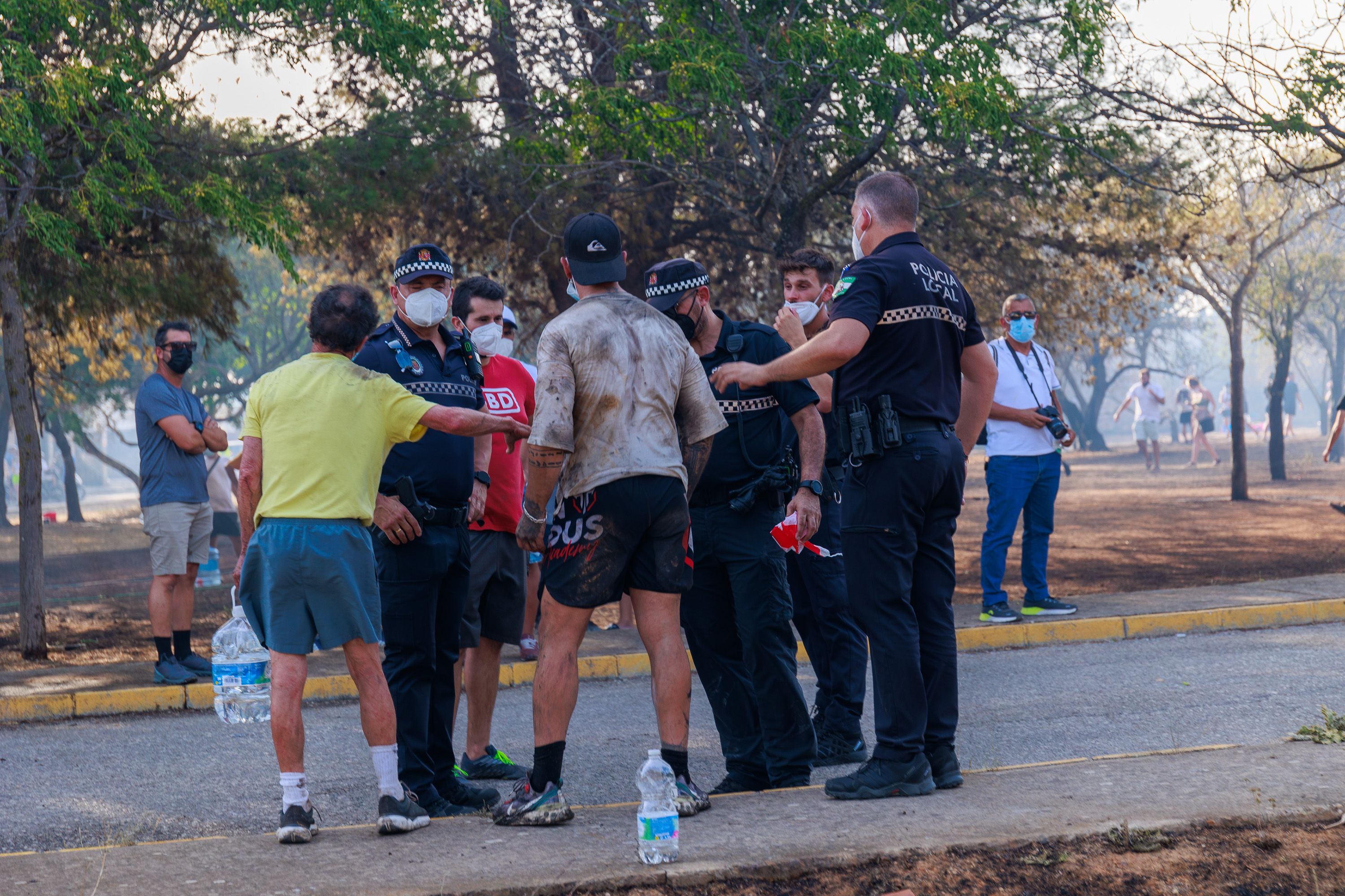 Agentes policiales discuten con algunos vecinos para despejar la zona. JUAN CARLOS TORO