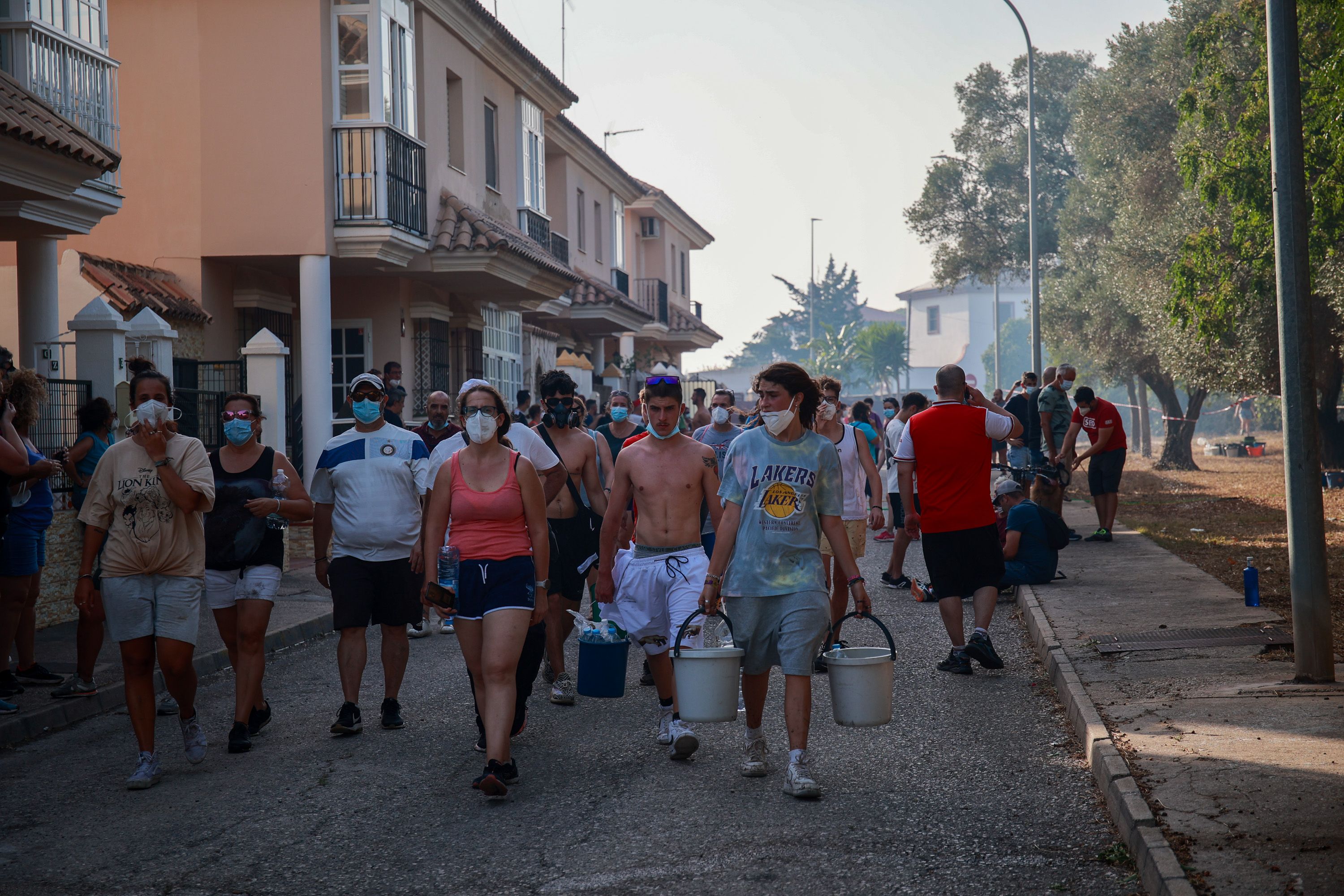 Los vecinos movilizados con cubos para apagar el incendio en Las Canteras.