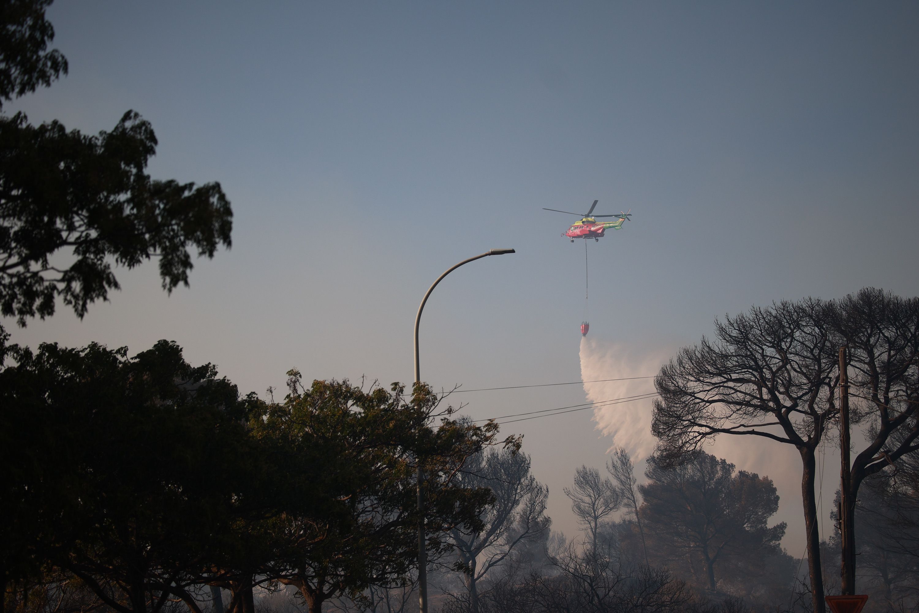 Un helicóptero lanza agua.