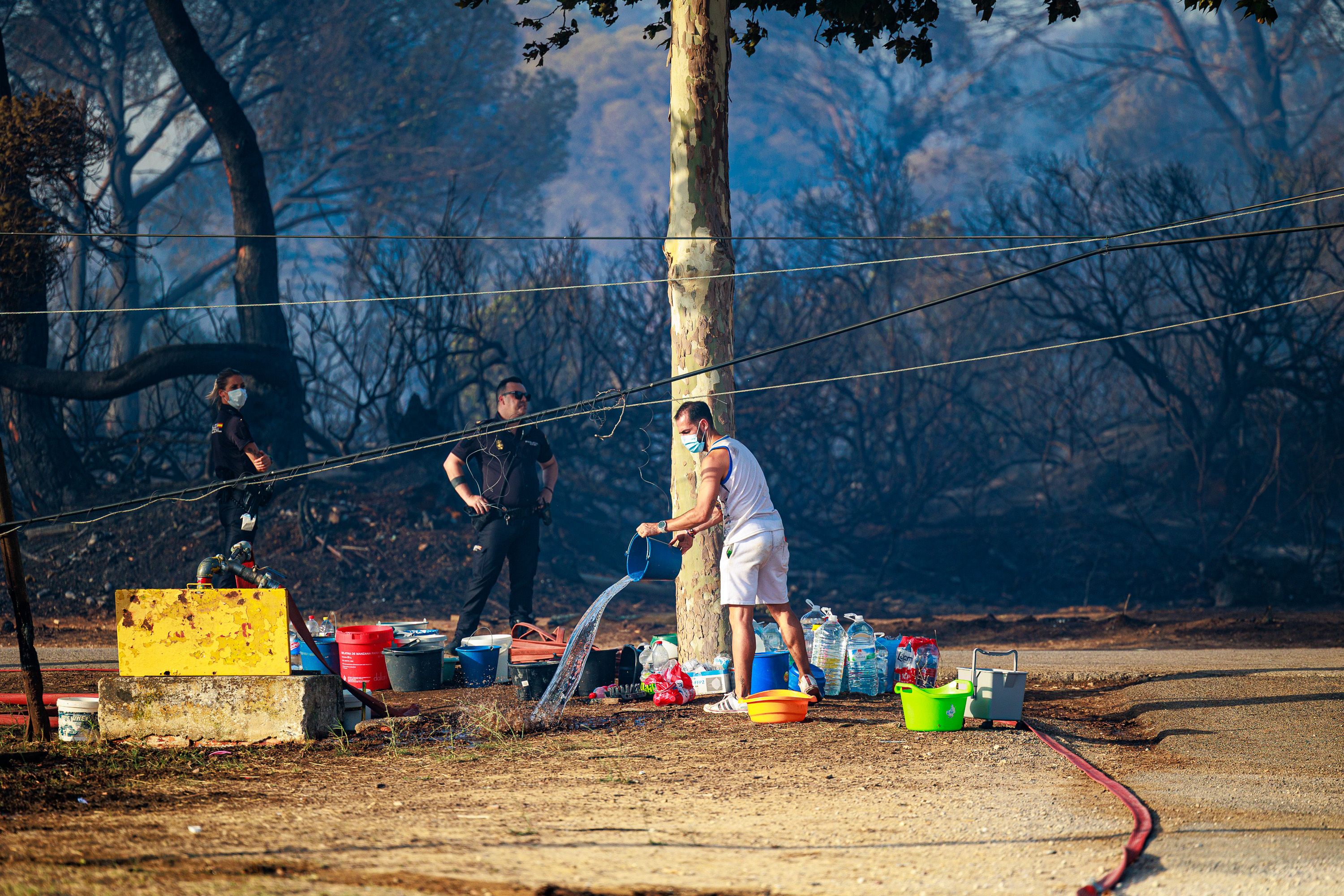 Vecinos junto a la zona quemada.