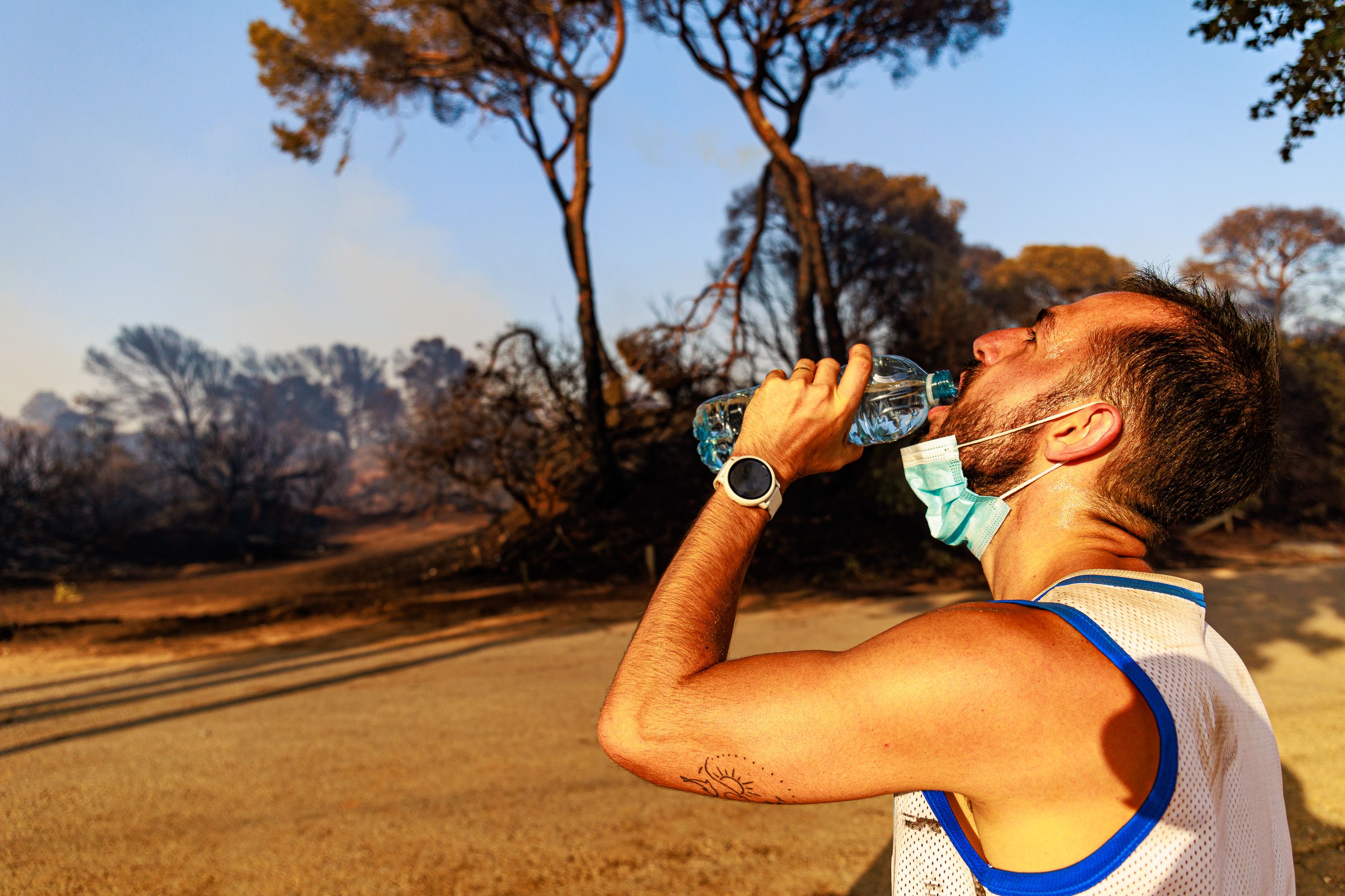 Una persona bebe agua.