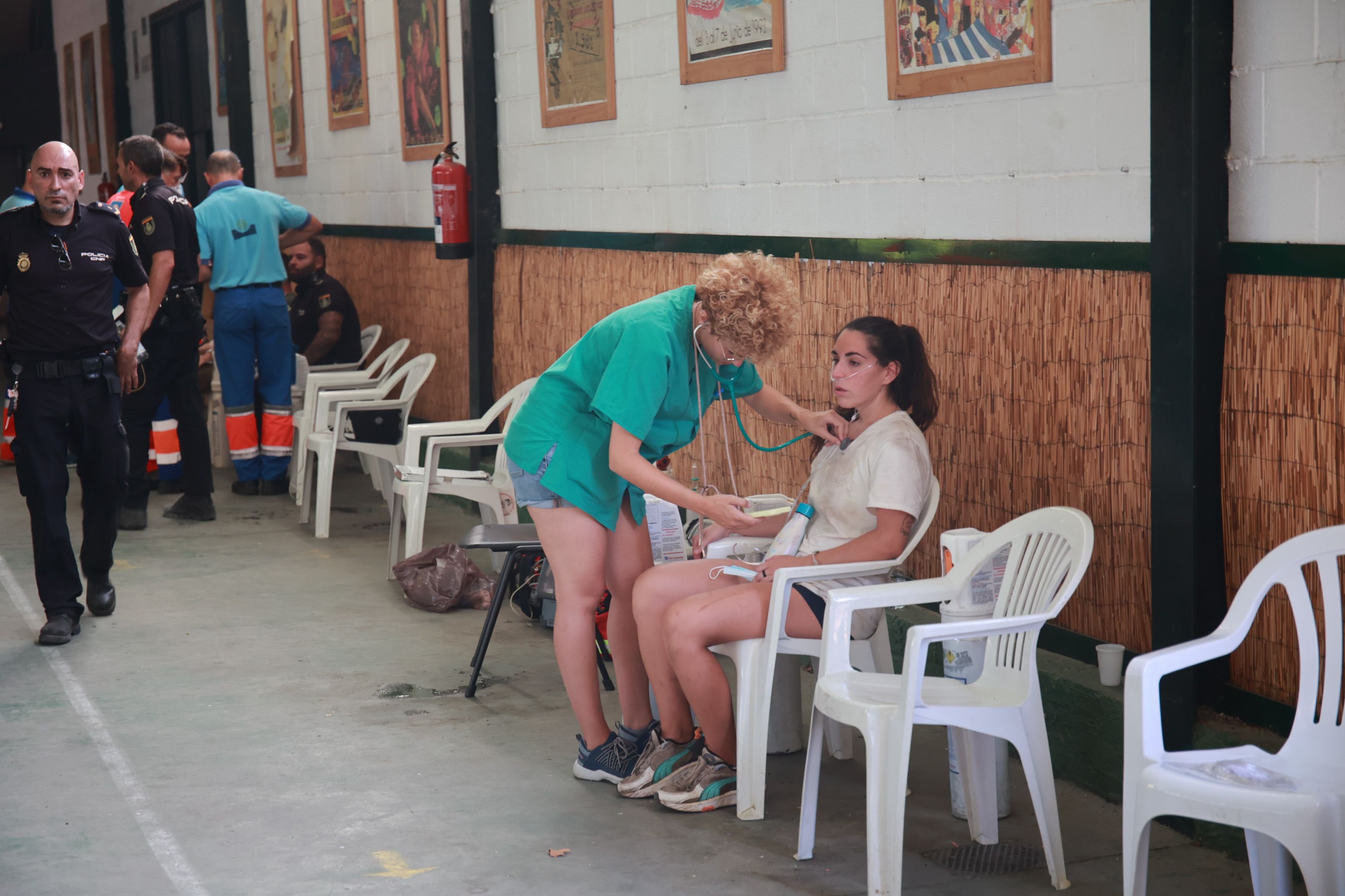 Una chica afectada por el humo.