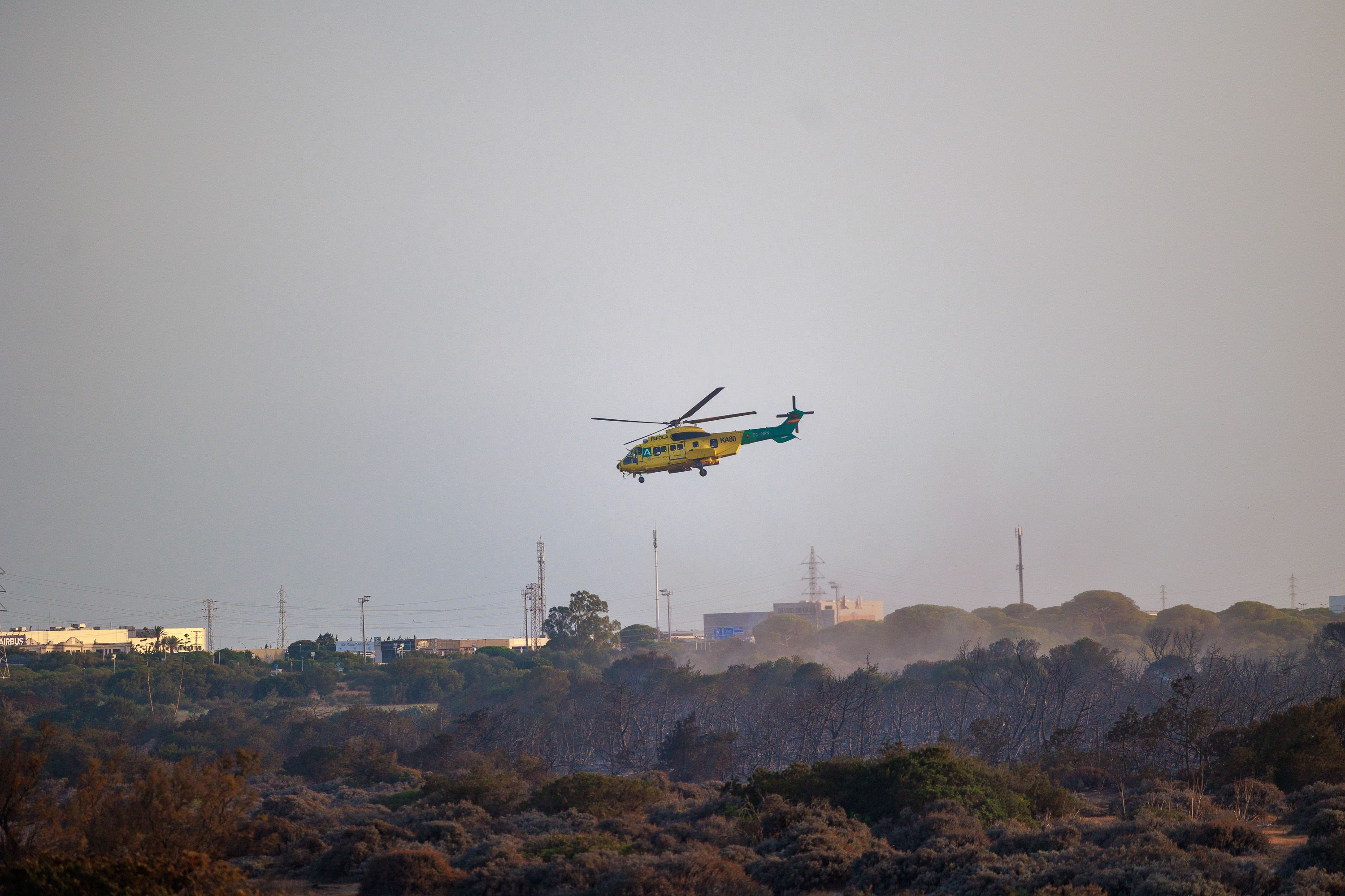 Un helicóptero lucha contra el fuego.