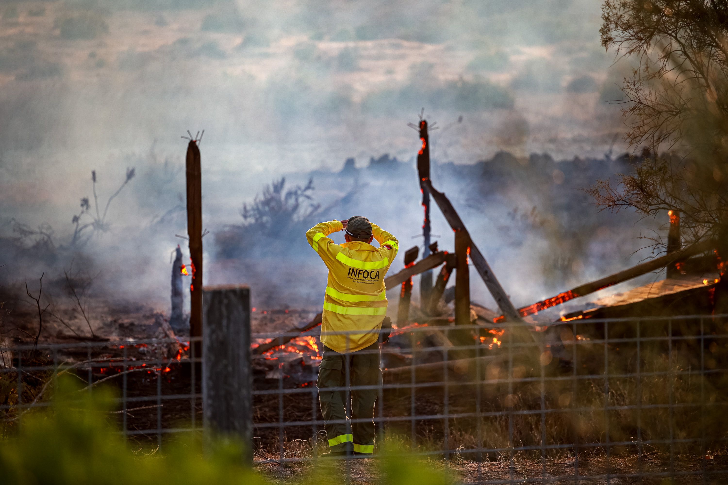 Un bombero de Infoca, en la zona de Los Toruños durante el incendio iniciado.