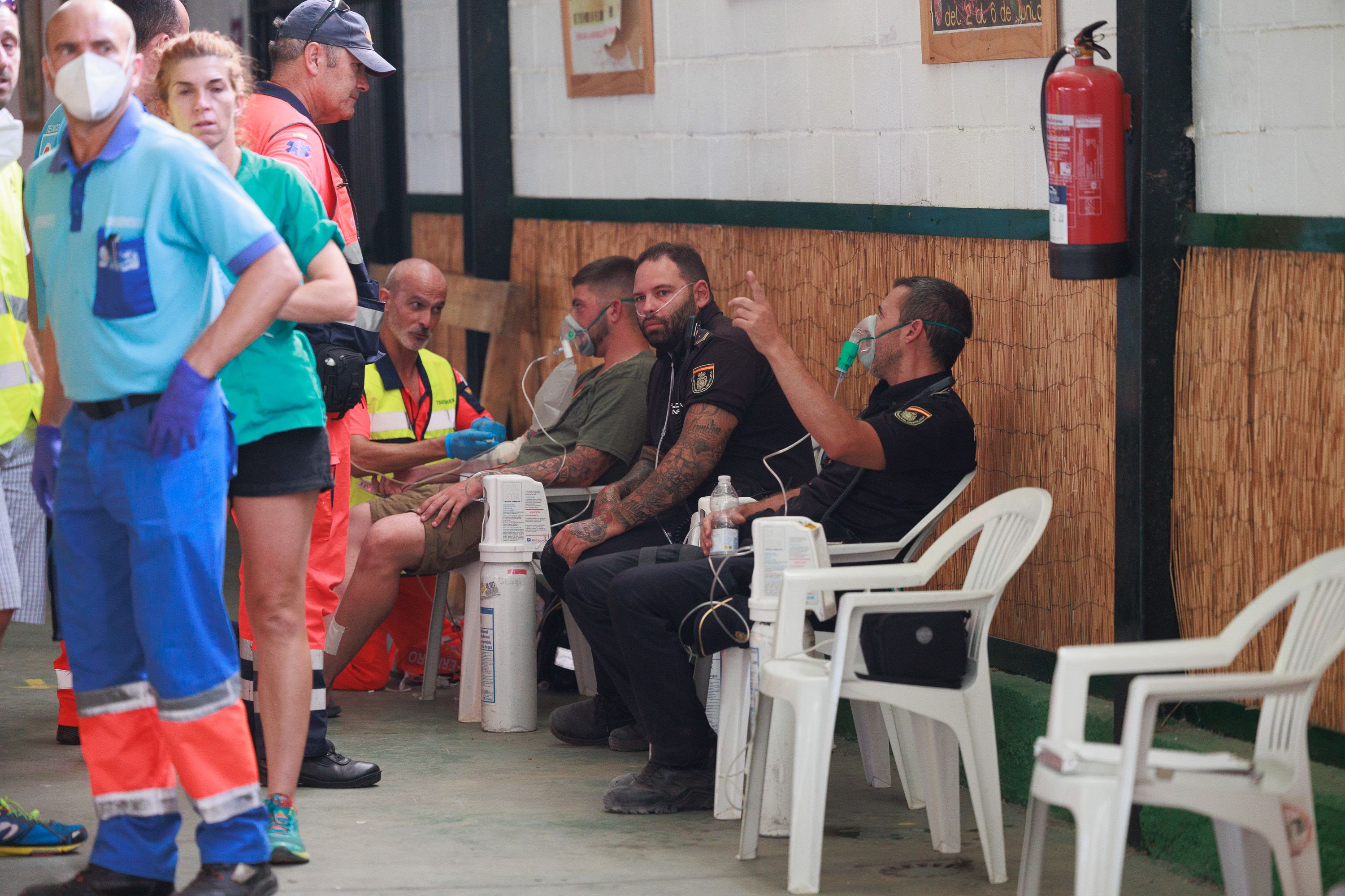 Policías siendo atendidos.