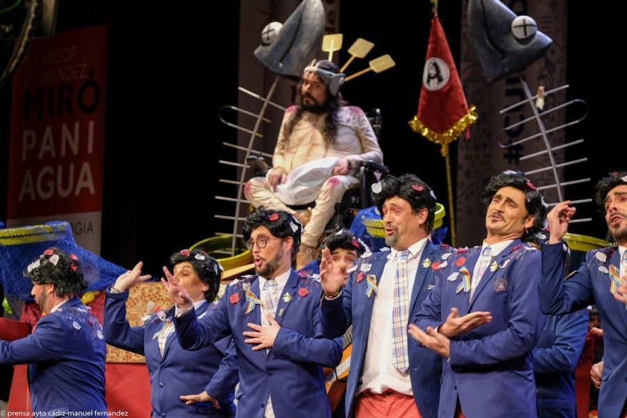 Un momento de la actuación de 'Aquí estamos de paso'. FOTO: Ondacadiz - Manuel Fernández