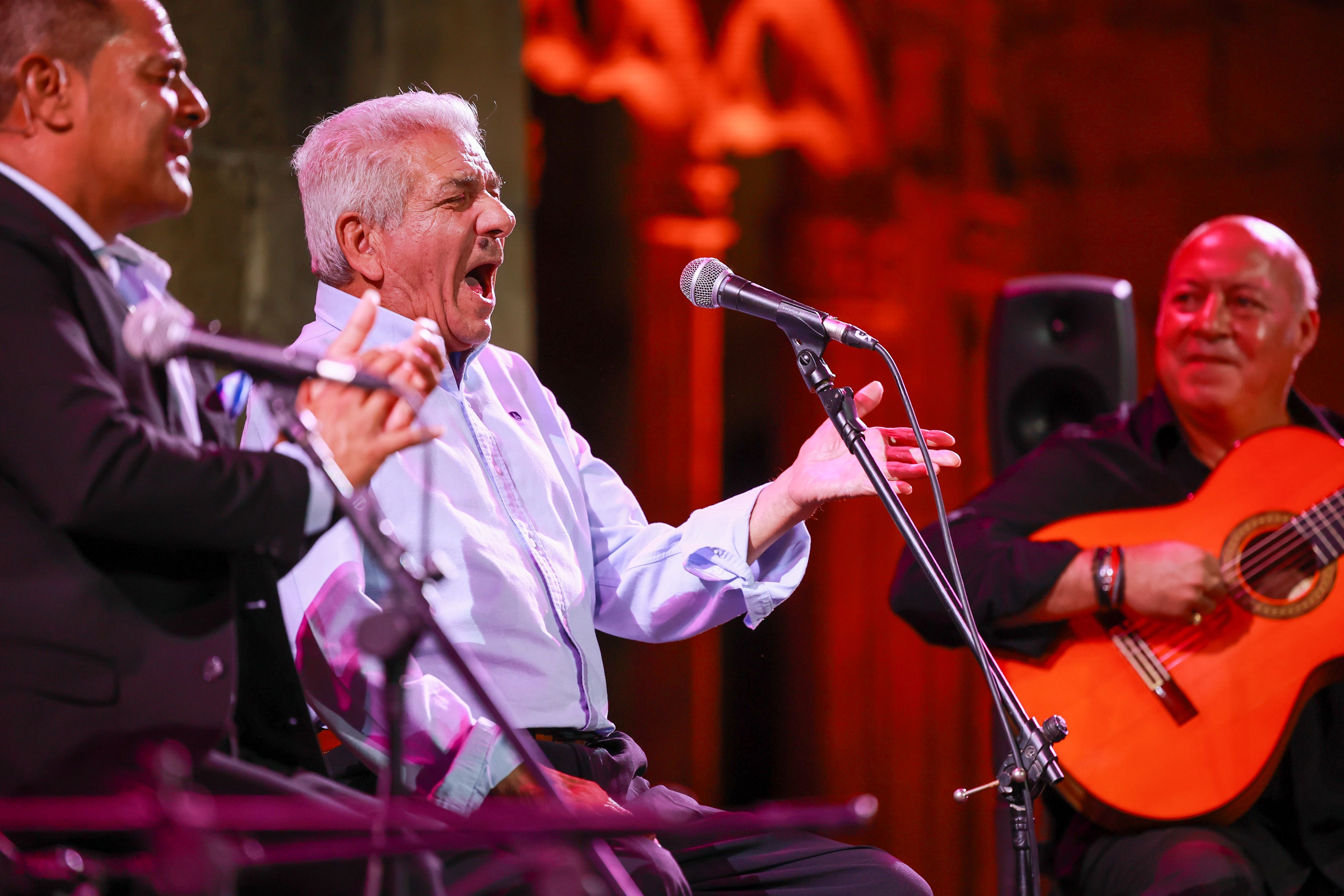Alfonso Carpio 'Mjita' junto a su hijo José y Domingo Rubichi durante los Viernes Flamencos de Jerez de 2023.