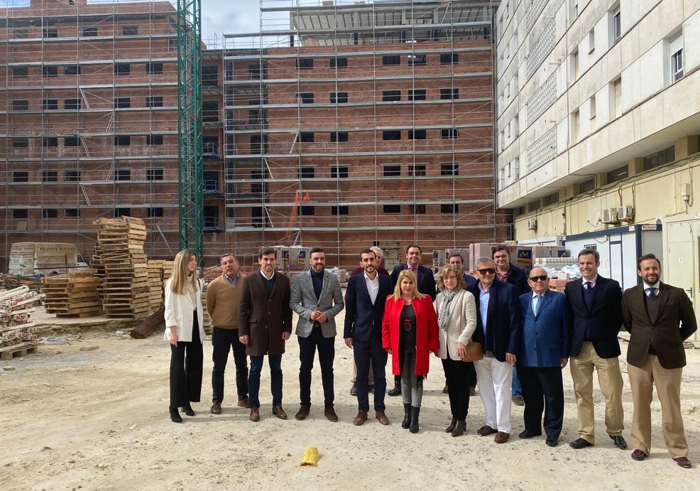 Foto de familia tras la visita de Sánchez a la obra. 