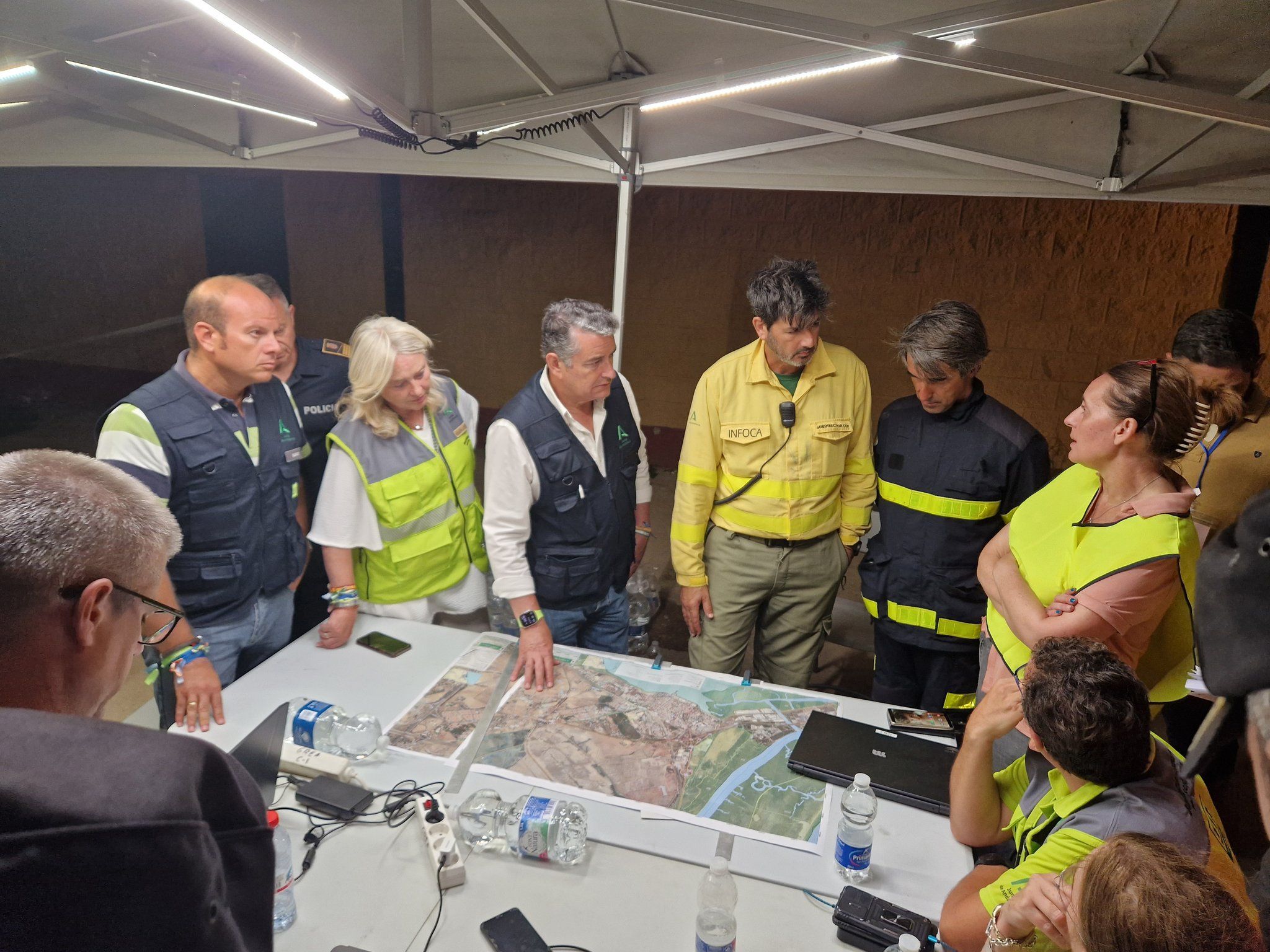 El comité de operaciones del incendio de Puerto Real, con el consejero de Presidencia Antonio Sanz en el centro.
