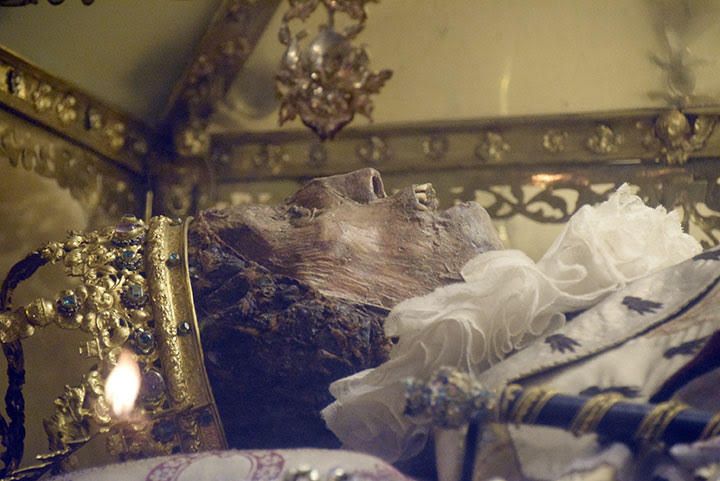 El rostro y cabeza de Fernando III el Santo en el interior de la urna donde se conservan sus restos. 