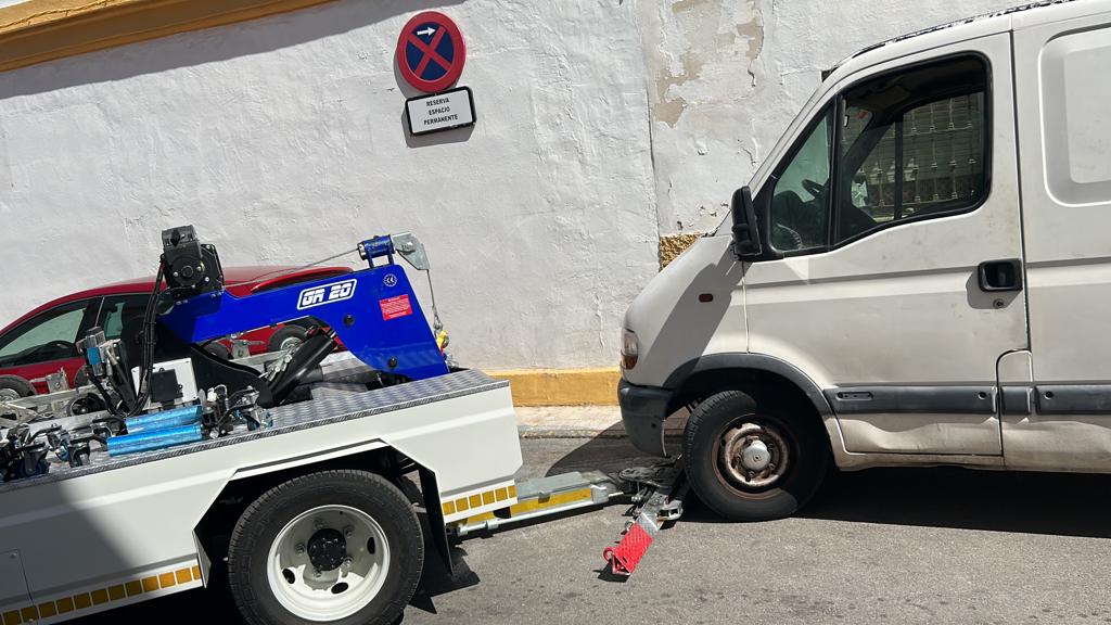 Encuentran un coche robado aparcado en una calle de El Puerto. 