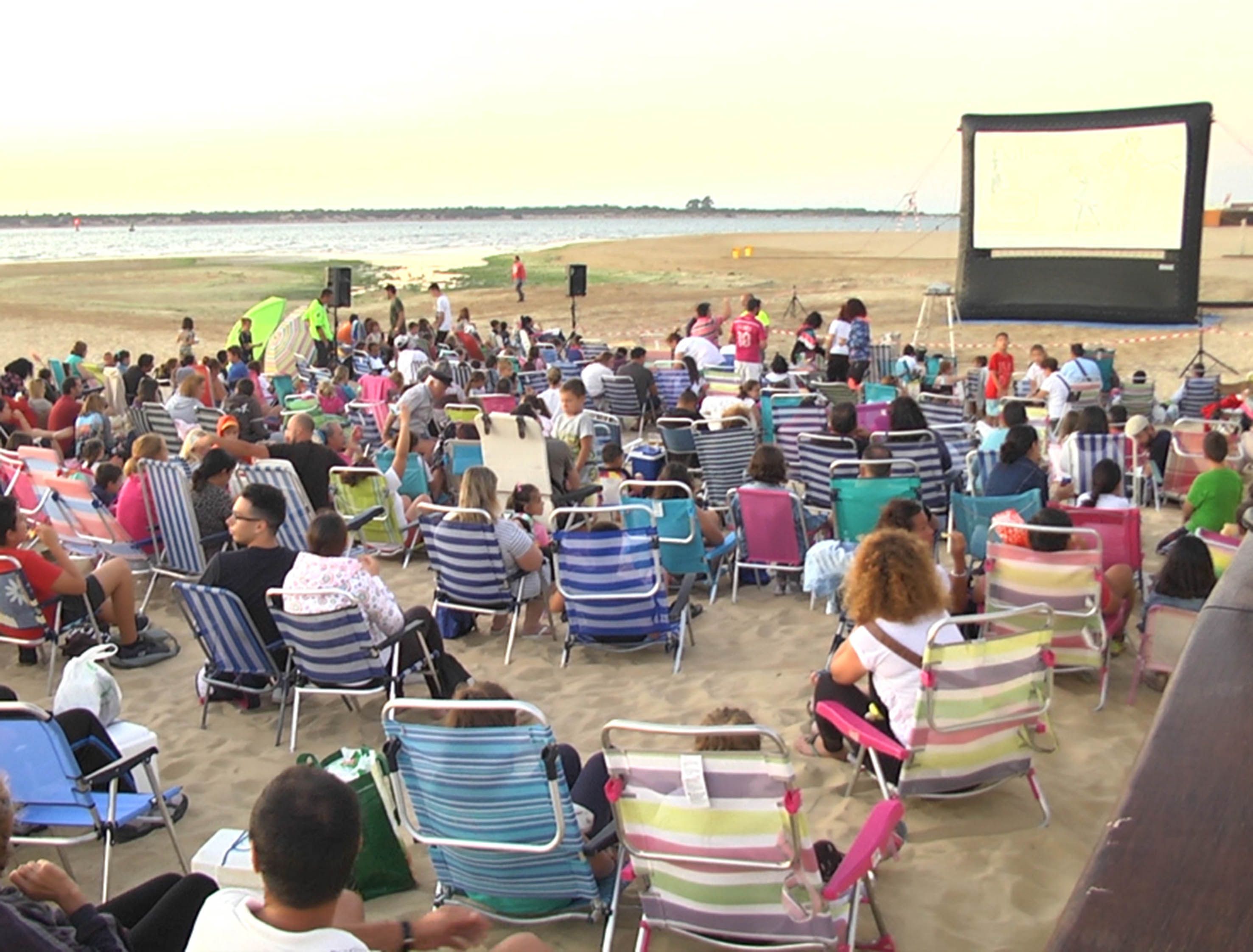 El público en la playa a la espera del inicio de la proyección en una imagen el pasado año.