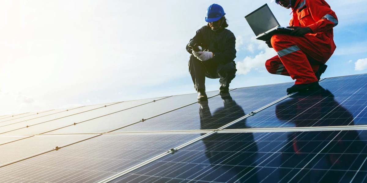 Técnicos en labores de mantenimiento de instalaciones solares.