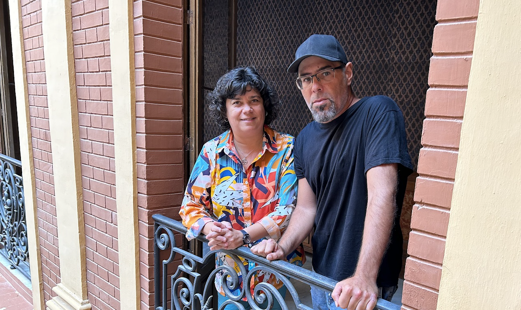 La alcaldesa sanluqueña y el fallecido periodista Antonio Ramos.