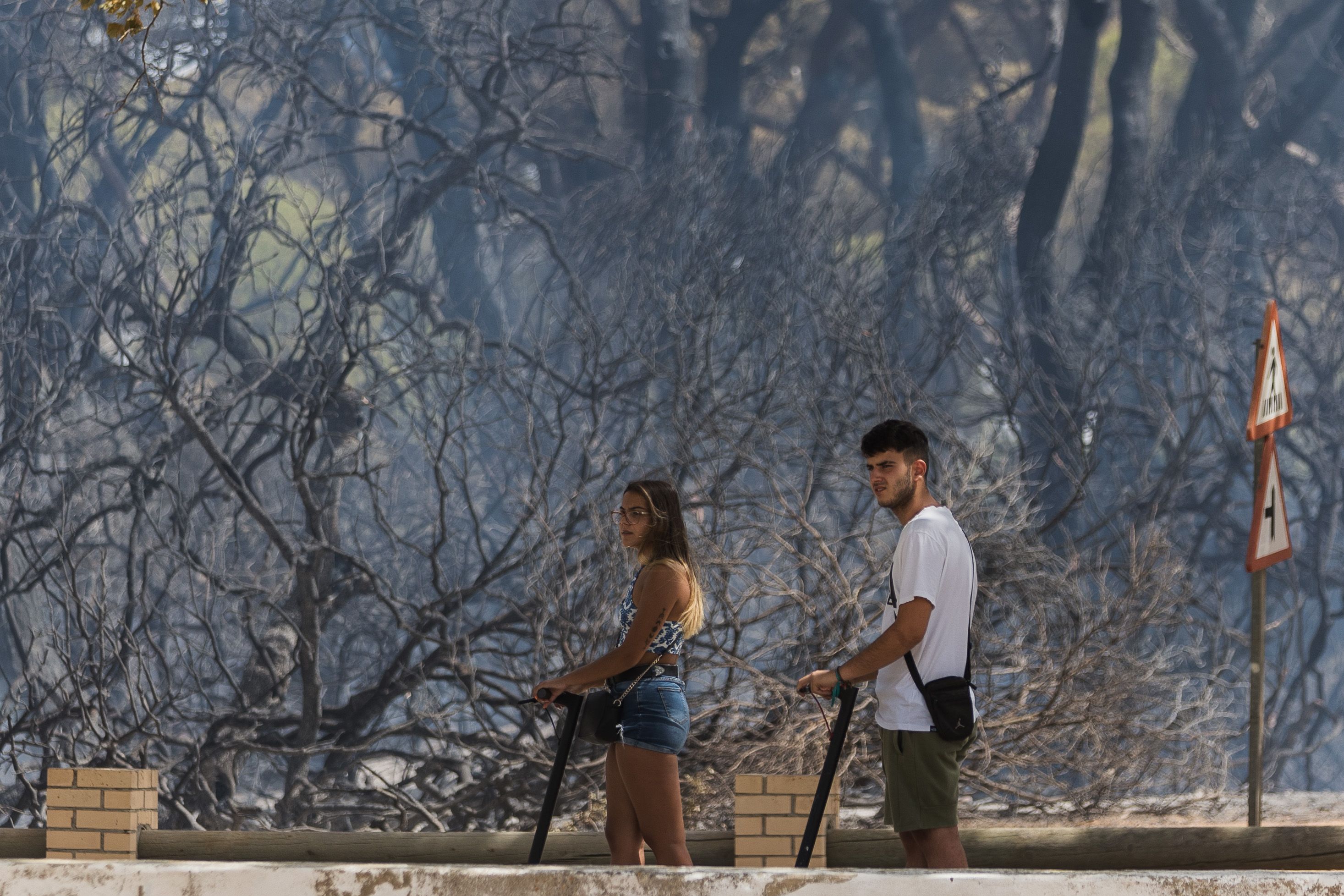 Dos jóvenes de Puerto Real contemplan impactados el día después del incendio