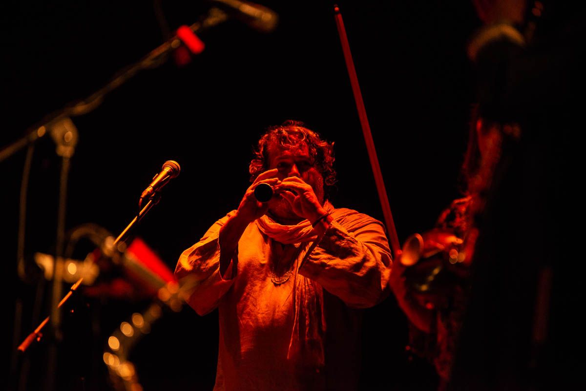 La atmósfera de 'Gitana mora' al son de Jose Cabral, integrante de La Banda Morisca en pleno directo. FOTO: MANU GARCÍA