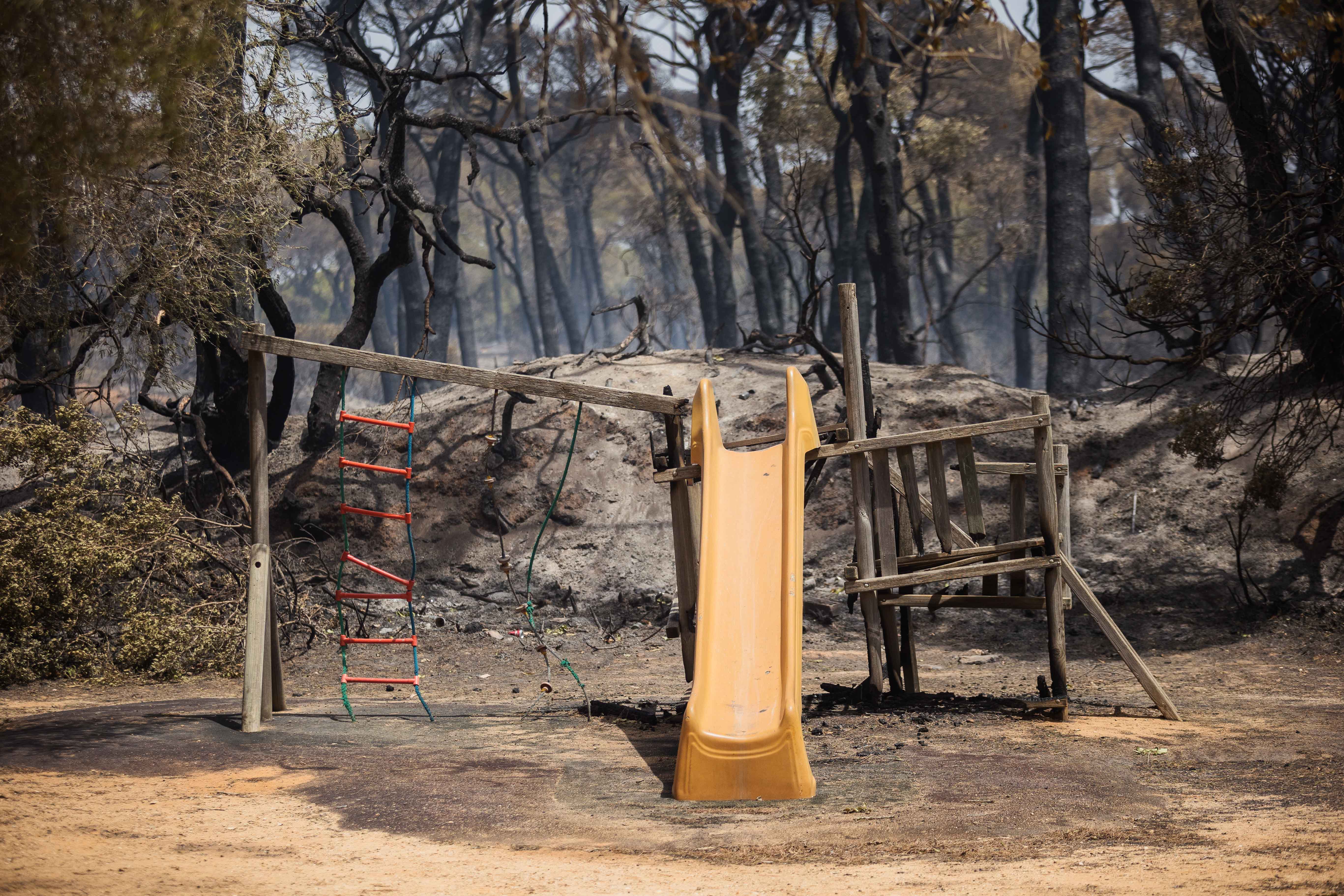 Un columpio, en la entrada de Las Canteras. El parque sufrió un devastador incendió el pasado mes de agosto.