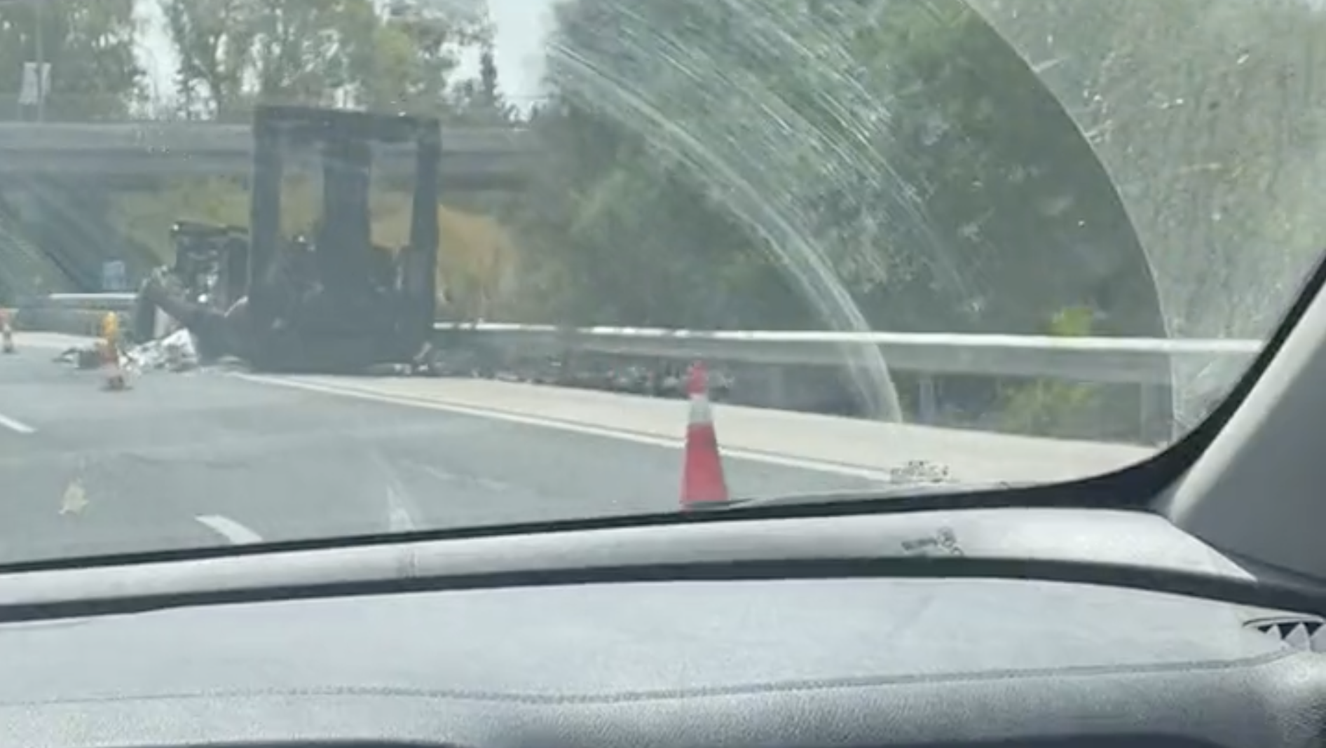 El camión que se incendió el domingo y que ha provocado el caos en la AP-4 desde Sevilla hacia Cádiz.