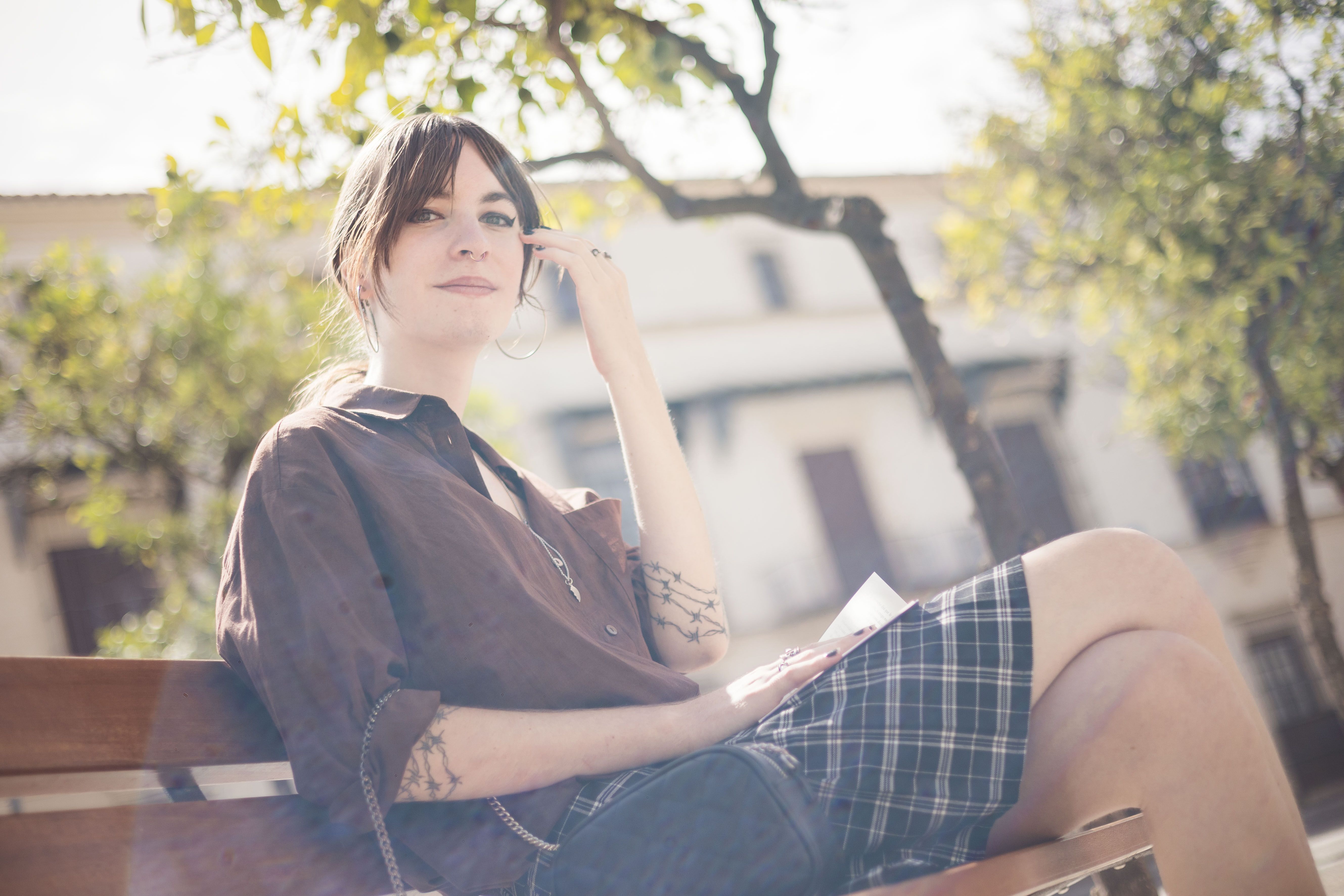 Julia Cuberos, con su libro en las manos, posa para lavozdelsur.es