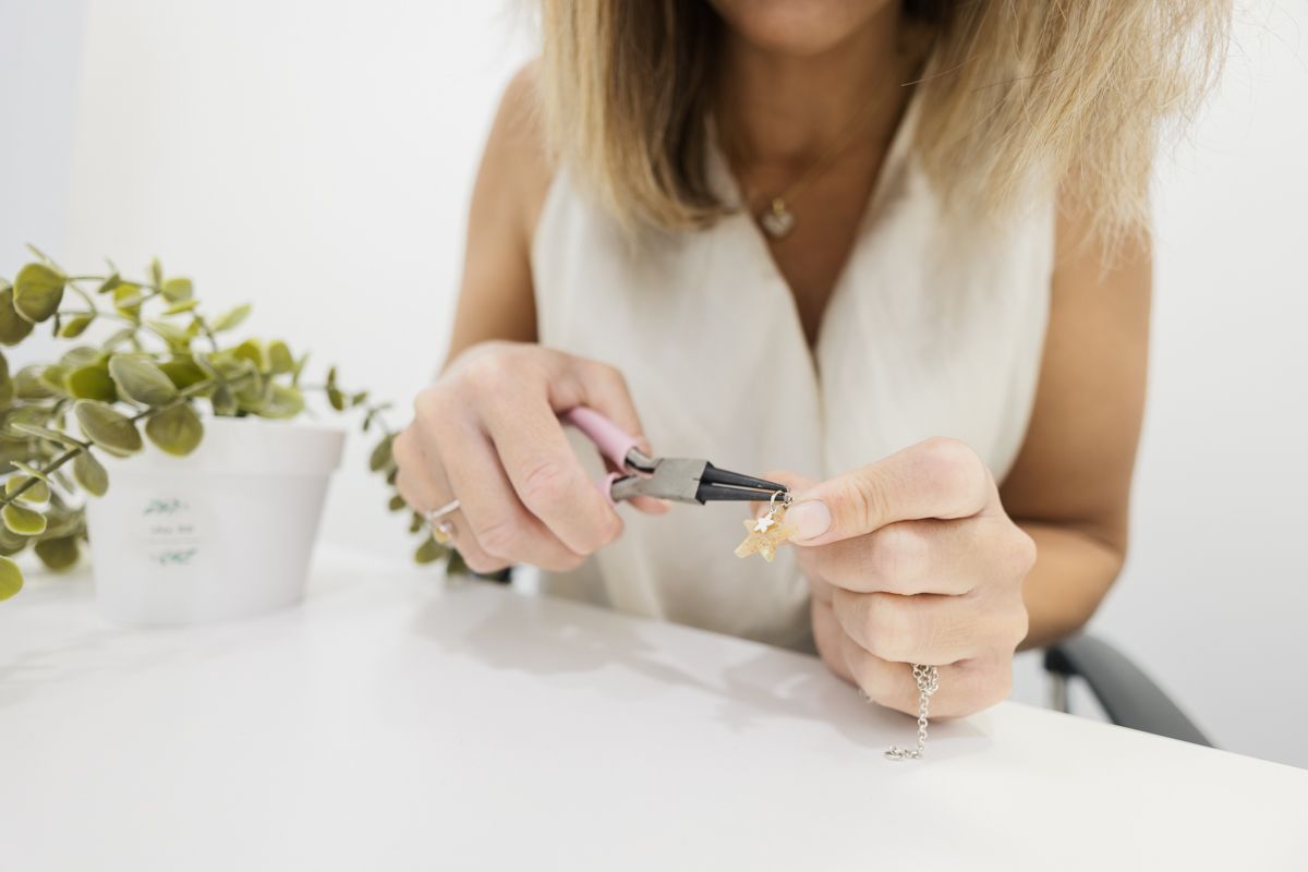 Las manos de la "maga", María Isabel Colón. CANDELA NÚÑEZ