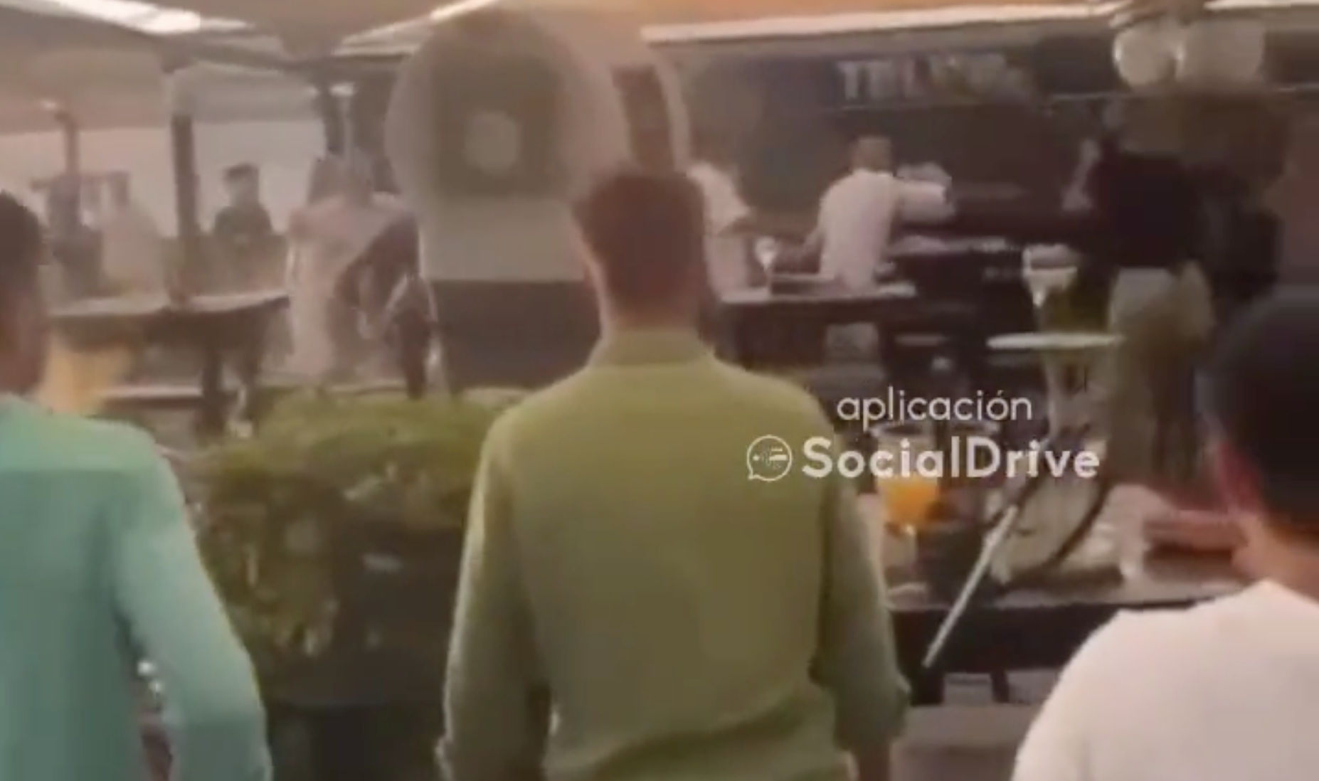 Una captura de un vídeo donde se muestra parte del incidente en el chiringuito Tulúm de Chipiona.