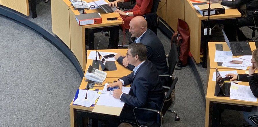 Thomas Kemmerich, en la parte superior de la fotografía.