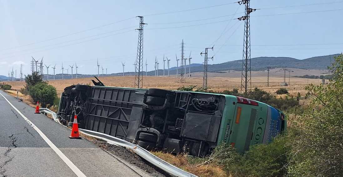 Estado en que quedó el autobús tras el accidente de Tarifa donde murió el motorista de Algeciras.